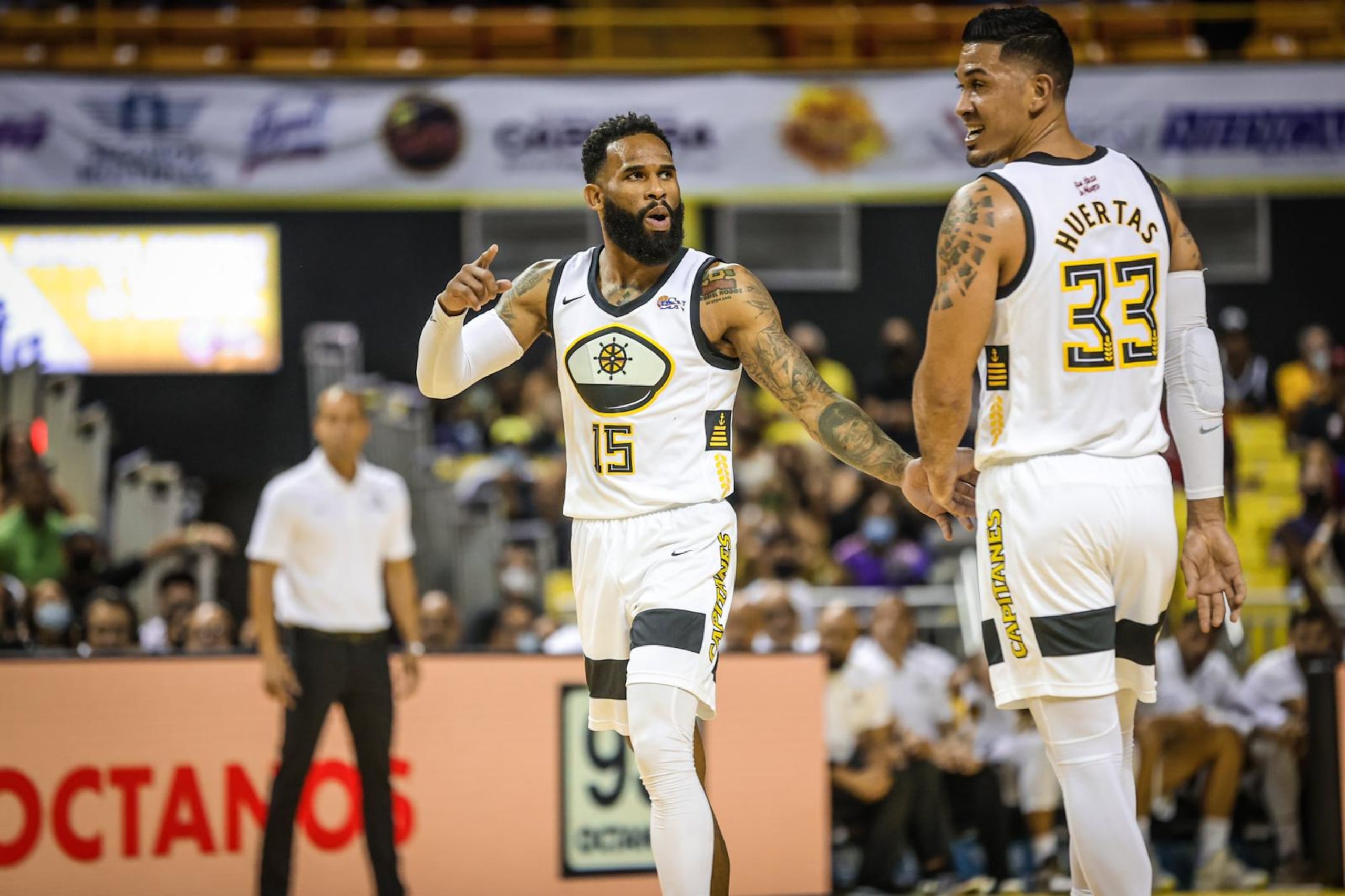 Walter Hodge y David Huertas en uniforme de los Capitanes de Arecibo.