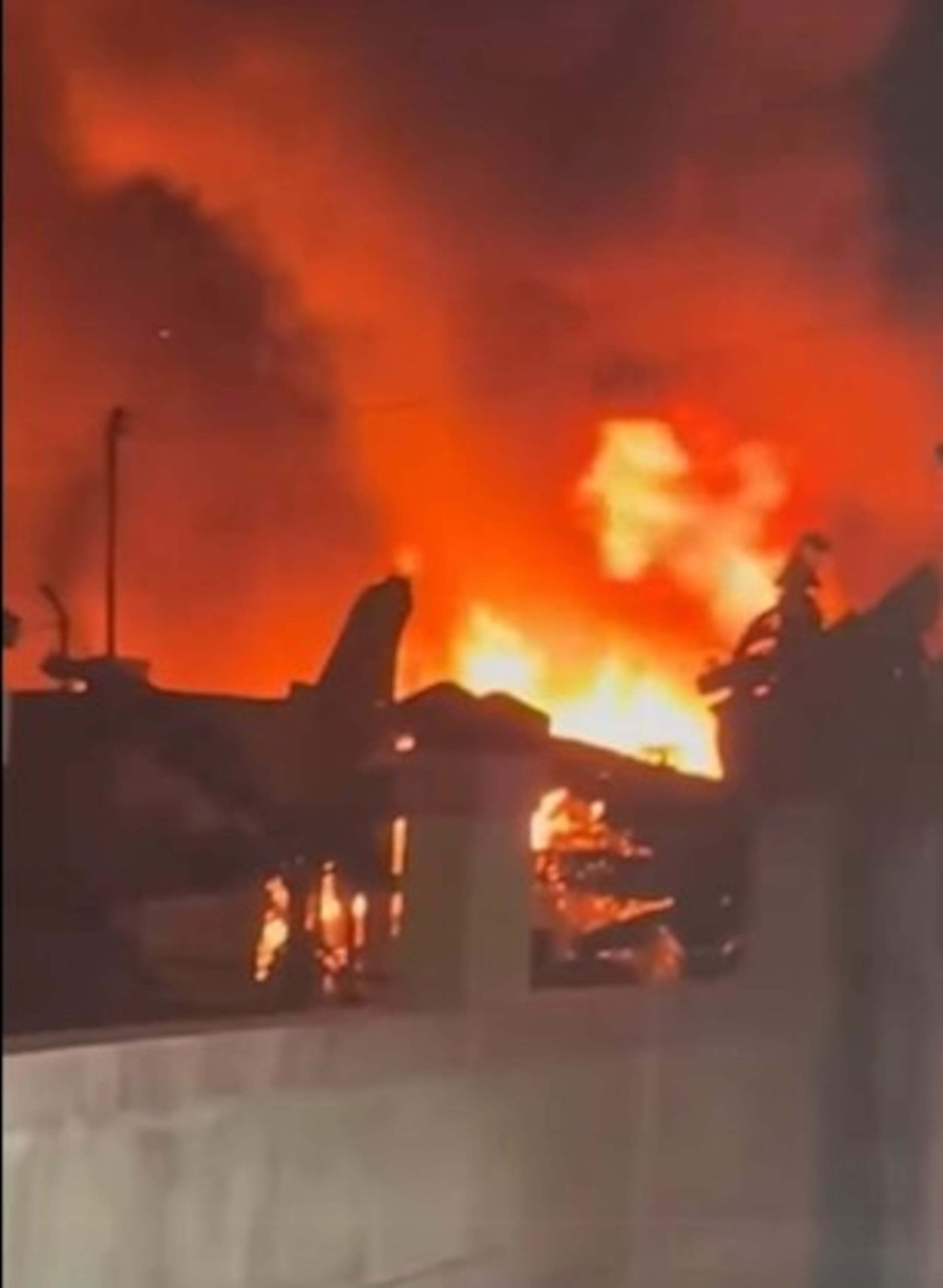 Bomberos de Morovis, Ciales y Barceloneta participaron en la labor de extinción.