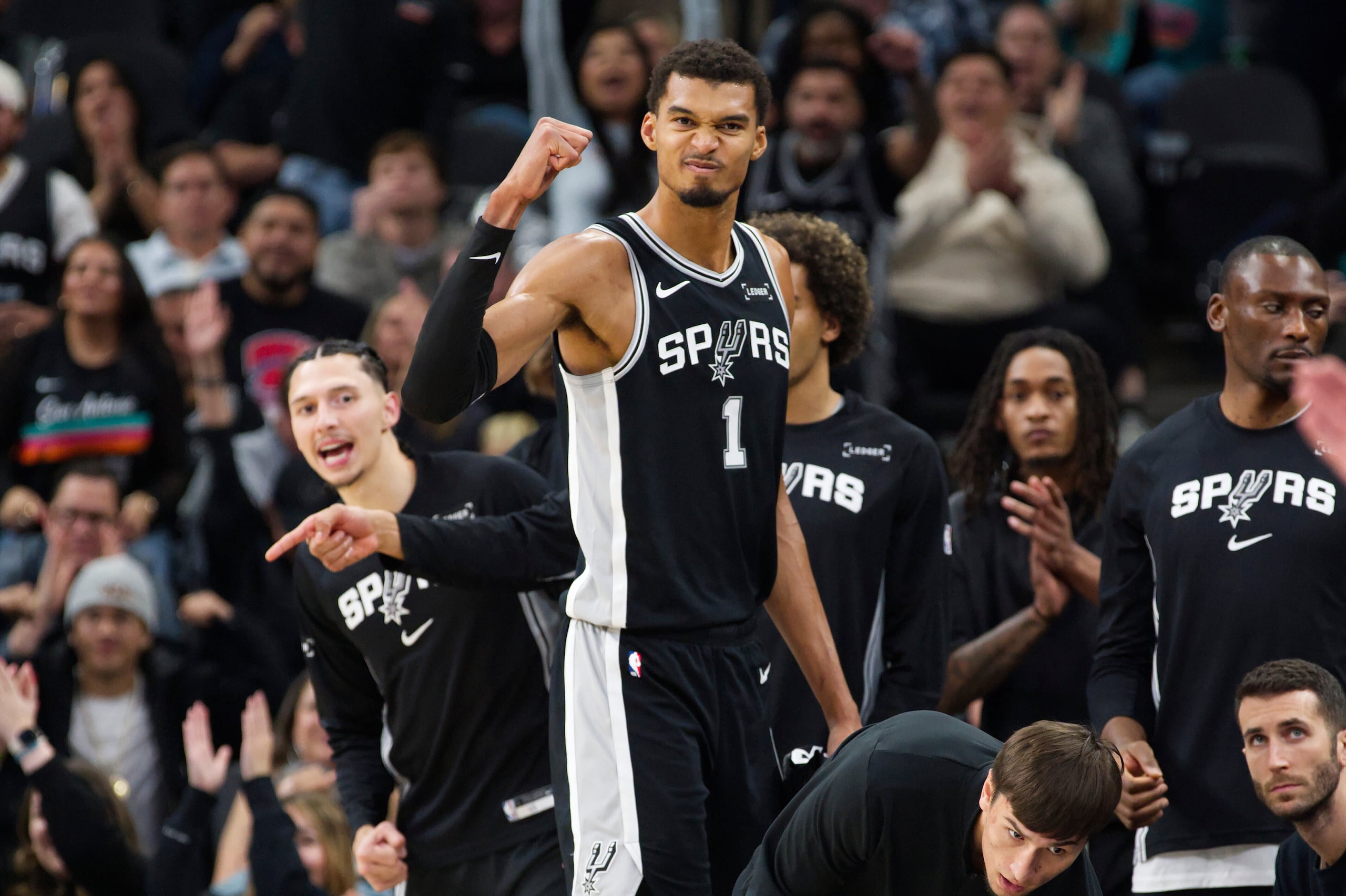 Victor Wembanyama (1), de los Spurs de San Antonio, celebra una canasta durante la segunda mitad del juego de baloncesto de la NBA en contra de los Knicks de Nueva York, el miércoles 31 de diciembre de 2025, en San Antonio. (AP Foto/Darren Abate)