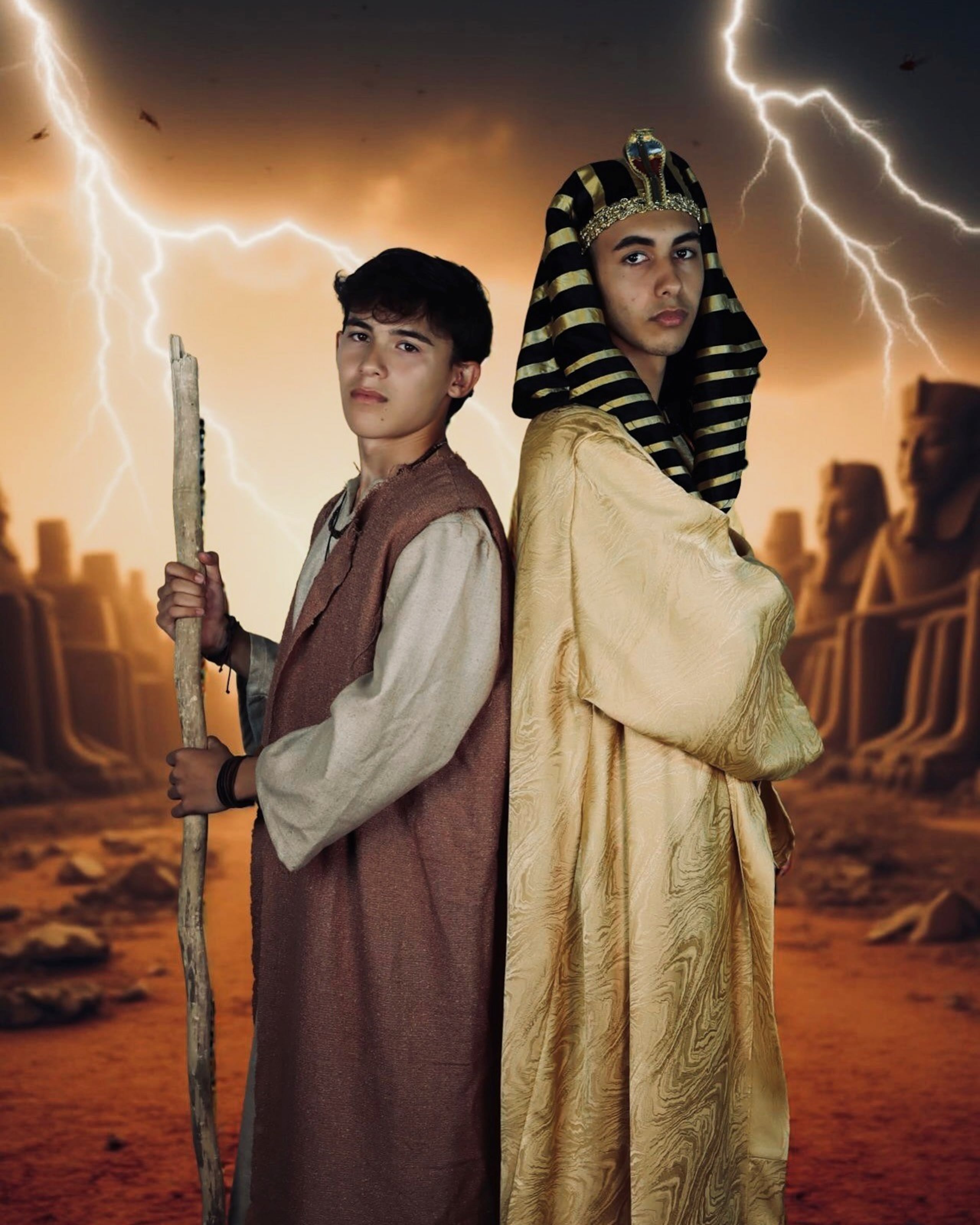 Moisés, interpretado por el estudiante Juan Pablo Ríos, junto a Ramsés, a quien dio vida el alumno Víctor González.