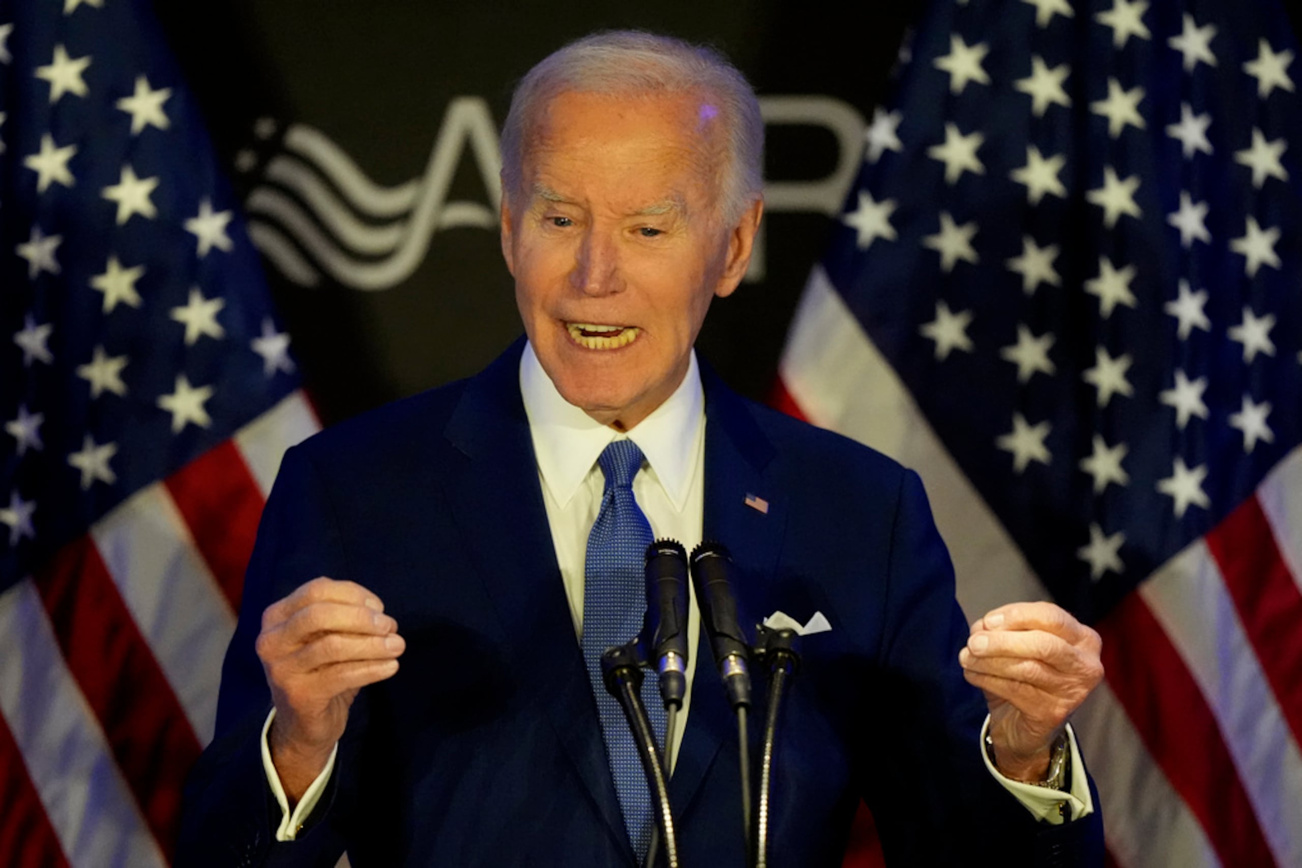 Hablando ante una multitud de aproximadamente 200 personas, Joe Biden se ciñó en gran medida al discurso escrito, pero también divagó a veces mientras contaba historias sobre su infancia con gente de clase trabajadora.