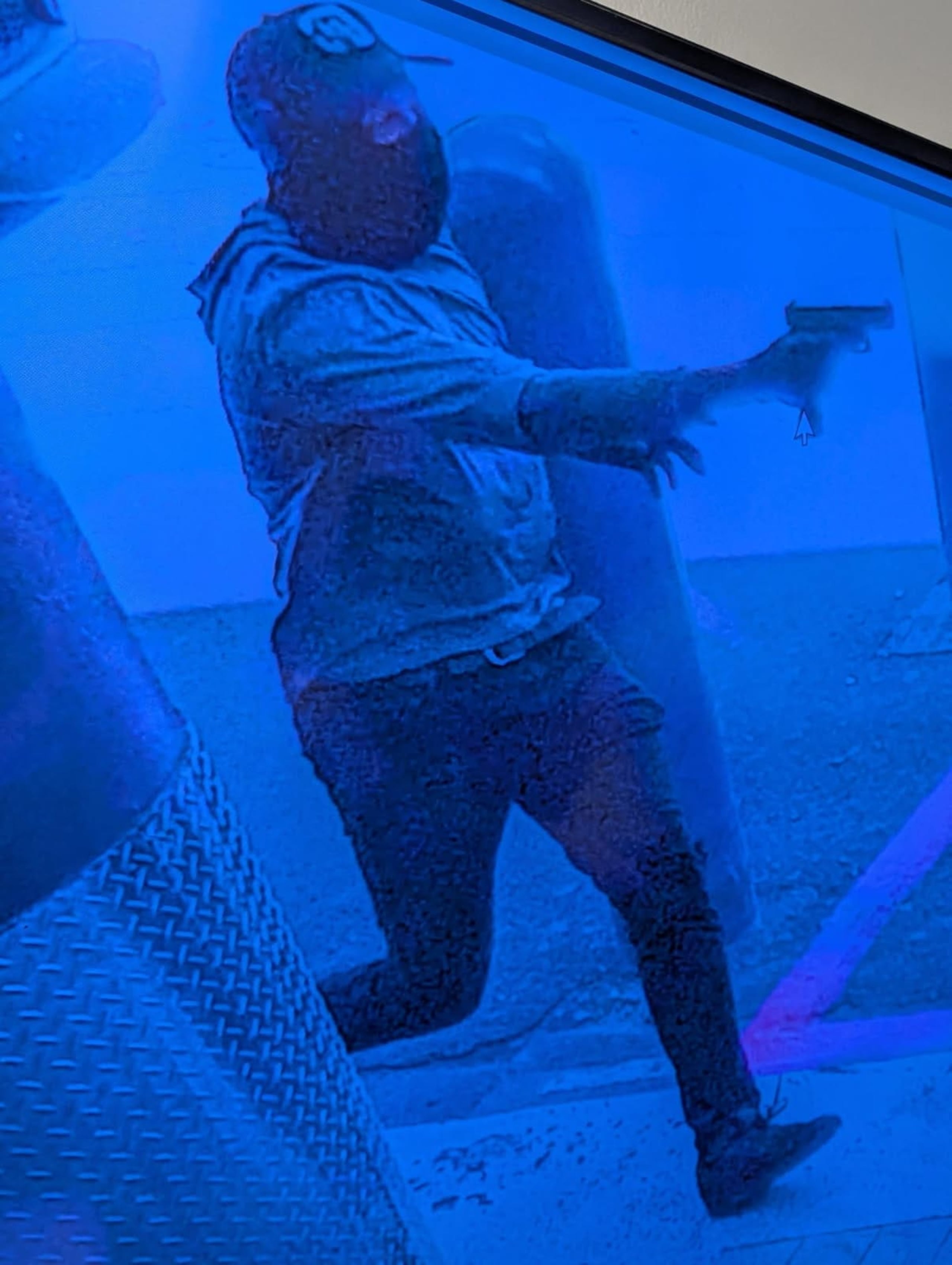 Se busca al sospechoso de asaltar a un mensajero de la compañía Loomis Fargo a quien le arrebató tras encañonarlo, de unos $69,000.