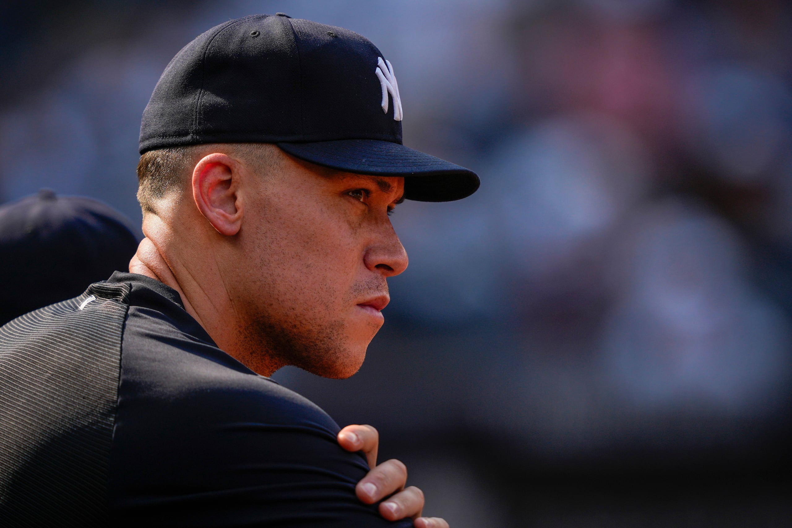 Aaron Judge, de los Yankees de Nueva York, observa la novena entrada del juego ante los Mariners de Seattle.