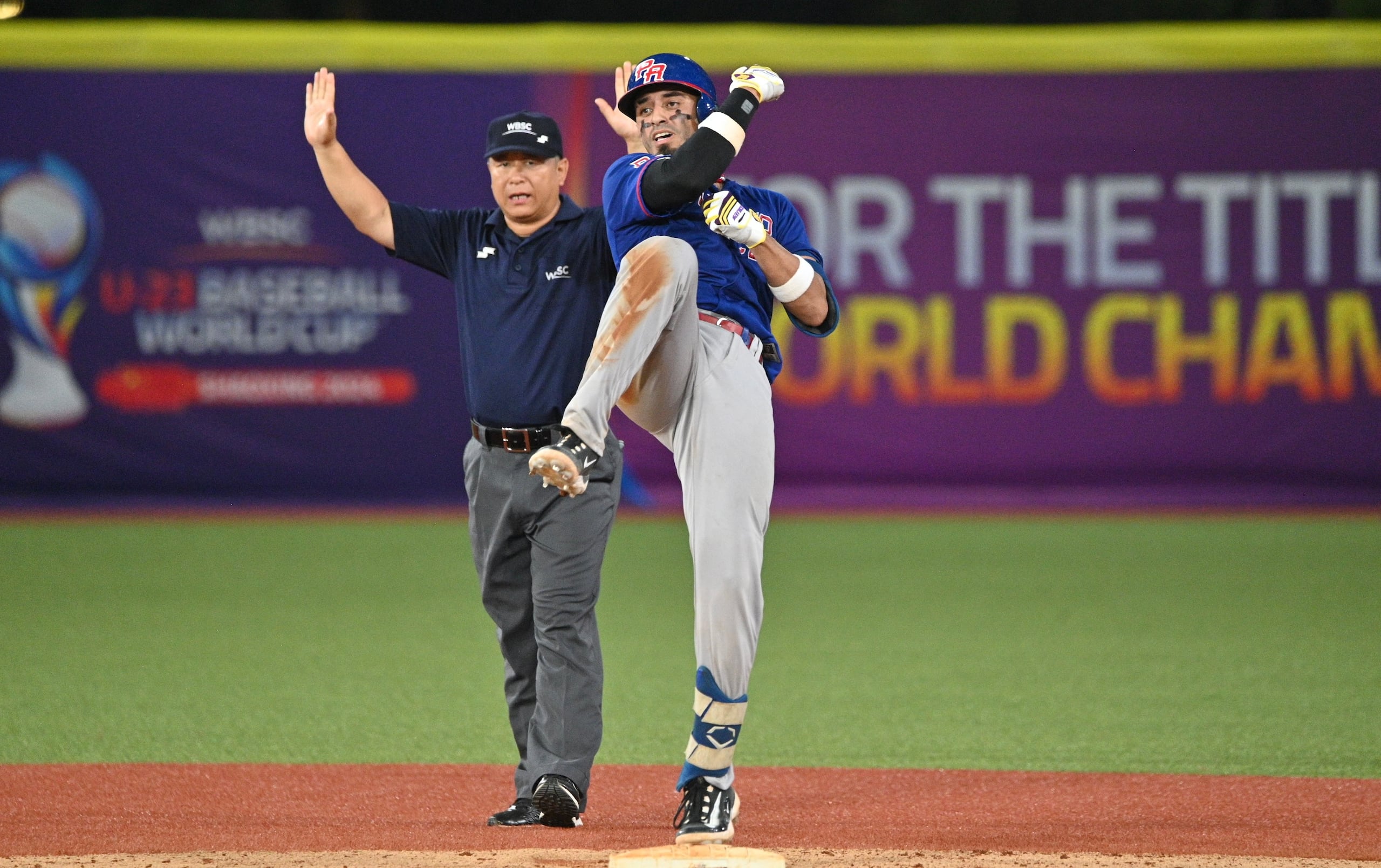 Luis Hernández celebra en segunda base el hit que conectó que remolcó la única carrera del partido. Avanzó a la intermedia cuando Nicaragua tiró al plato intentando frenar la anotación de Daniel Figueroa.