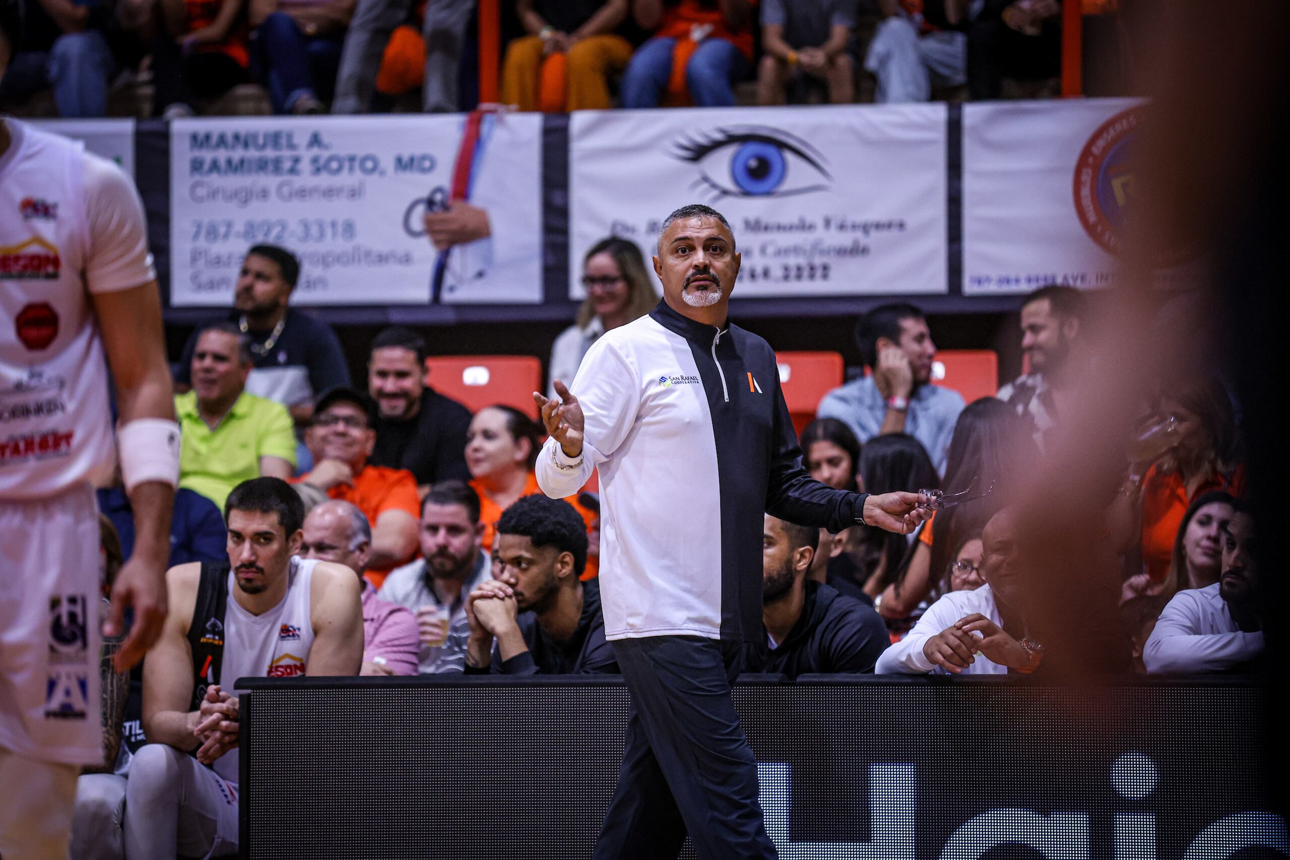 El dirigente de los Atléticos de San Germán, Eddie Casiano, durante el juego del viernes contra los Capitanes de Arecibo.