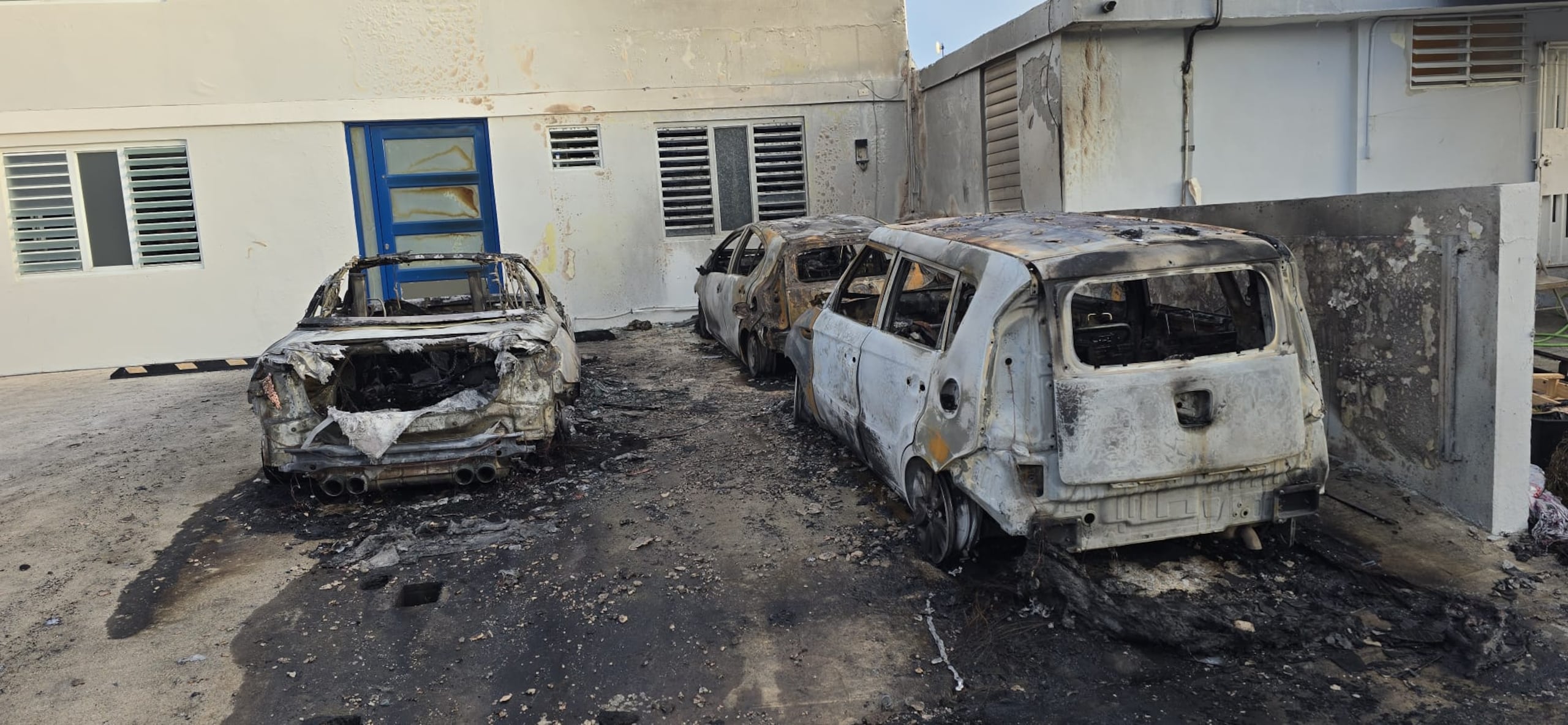 Tres vehículos resultaron en pérdida total tras desatarse un fuego intencional en la calle Paseo Aurea de la Segunda Sección de la urbanización Levittown, en Toa Baja.