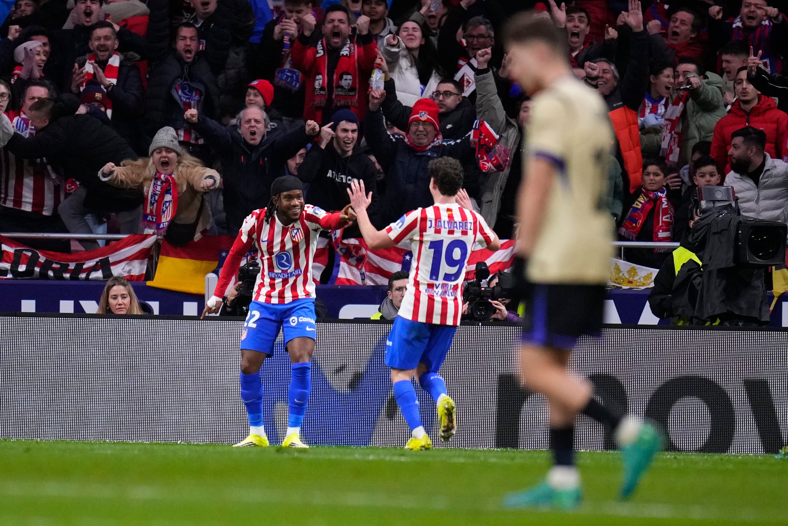 Ademola Lookman (izquierda) celebra con Julián Álvarez tras marcar el tercer gol del Atlético de Madrid ante el Barcelona en las semifinales de la Copa del Rey, el jueves 12 de febrero de 2026, en Madrid. (AP Foto/Manu Fernández)