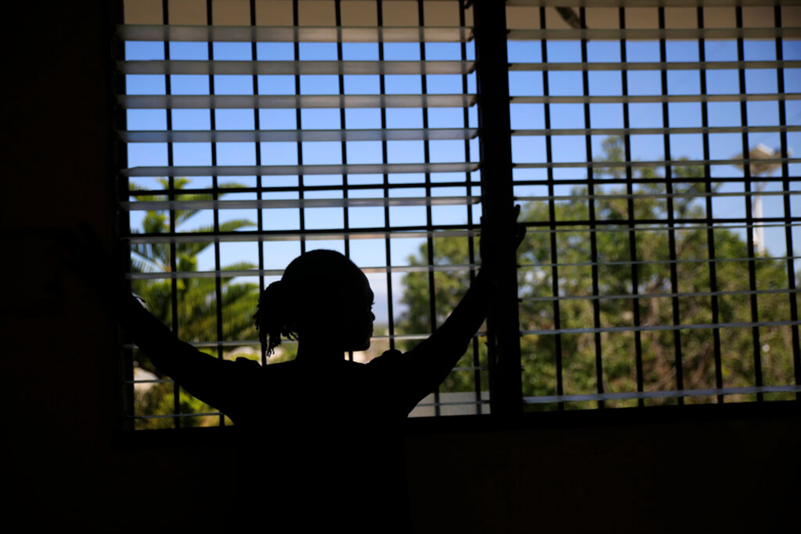 Alegadamente, la madre de la menor se hallaba trabajando cuando ocurrió el registro en el que habría ocurrido la violación.