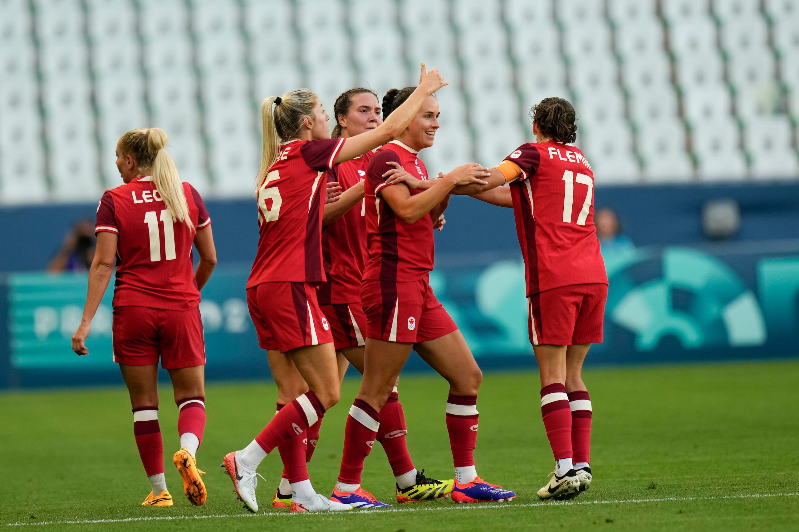 Evelyne Viens, de Canadá (segunda desde la derecha), celebra con sus compañeras de equipo tras anotar el segundo gol de su equipo durante el partido de fútbol femenino del Grupo A entre Canadá y Nueva Zelanda en el estadio Geoffroy-Guichard durante los Juegos Olímpicos de Verano de 2024, el jueves, 25 de julio de 2024, en Saint-Etienne, Francia. (Foto AP/Silvia Izquierdo)