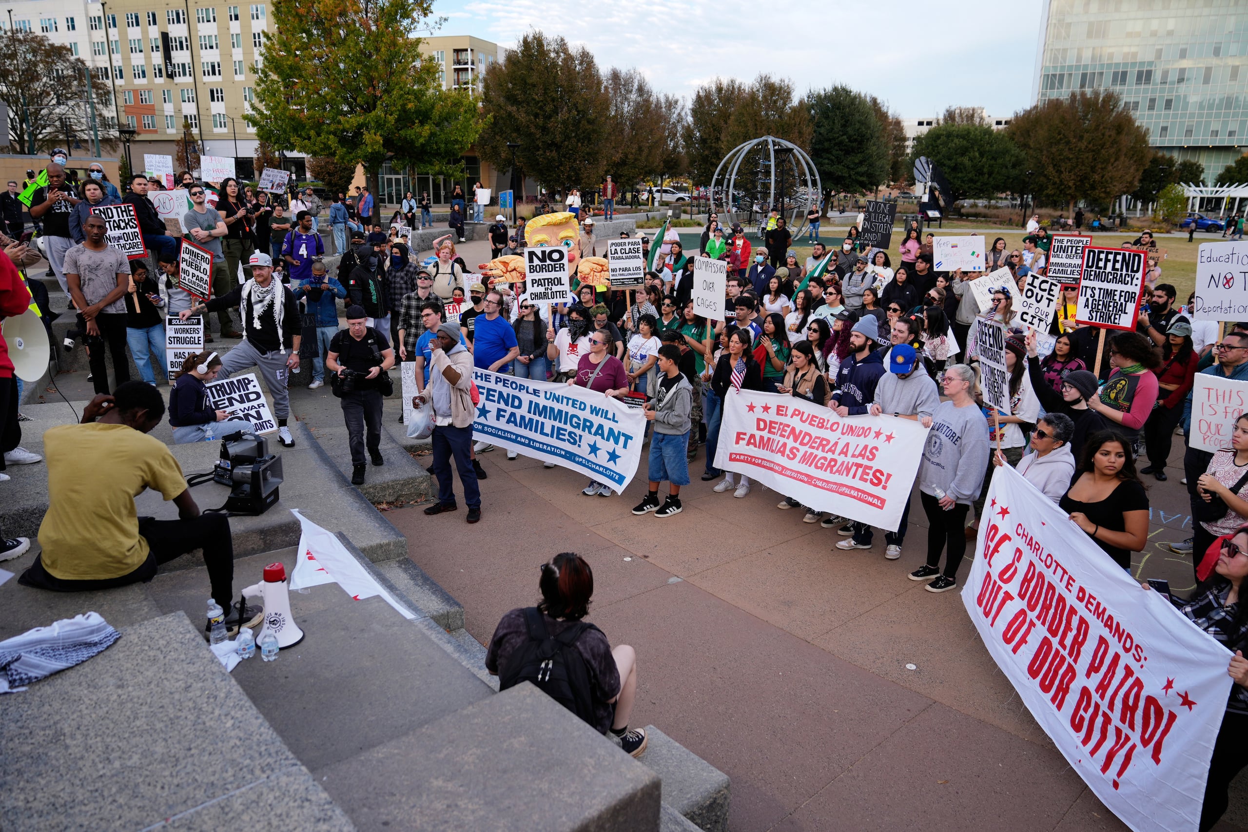 La protesta contra la detención de inmigrantes en Charlotte, Carolina del Norte, el 15 de noviembre del 2025. (AP foto/Erik Verduzco)