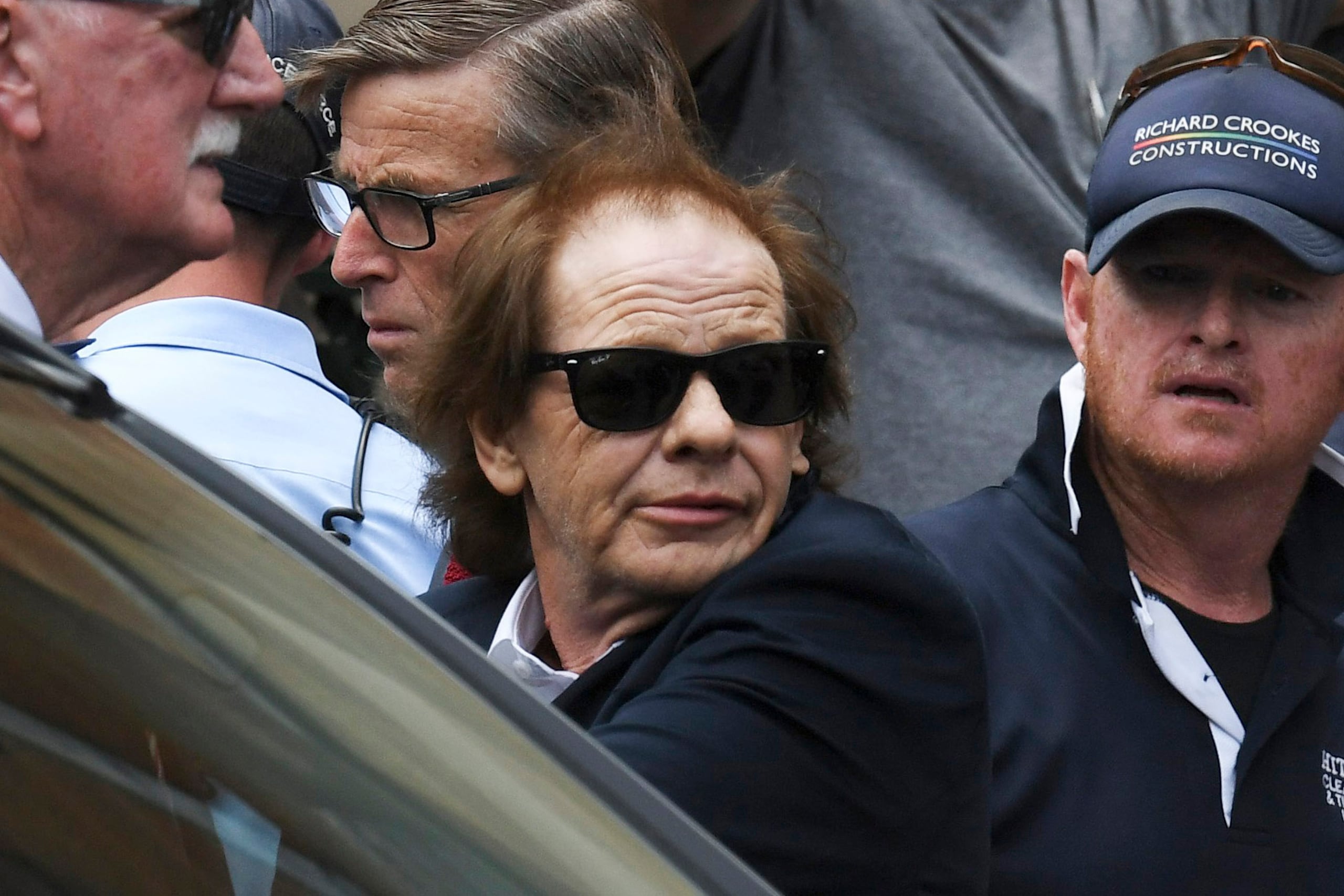 El guitarrista es sobrino de Angus y Malcolm Young, miembros fundadores de AC/DC.