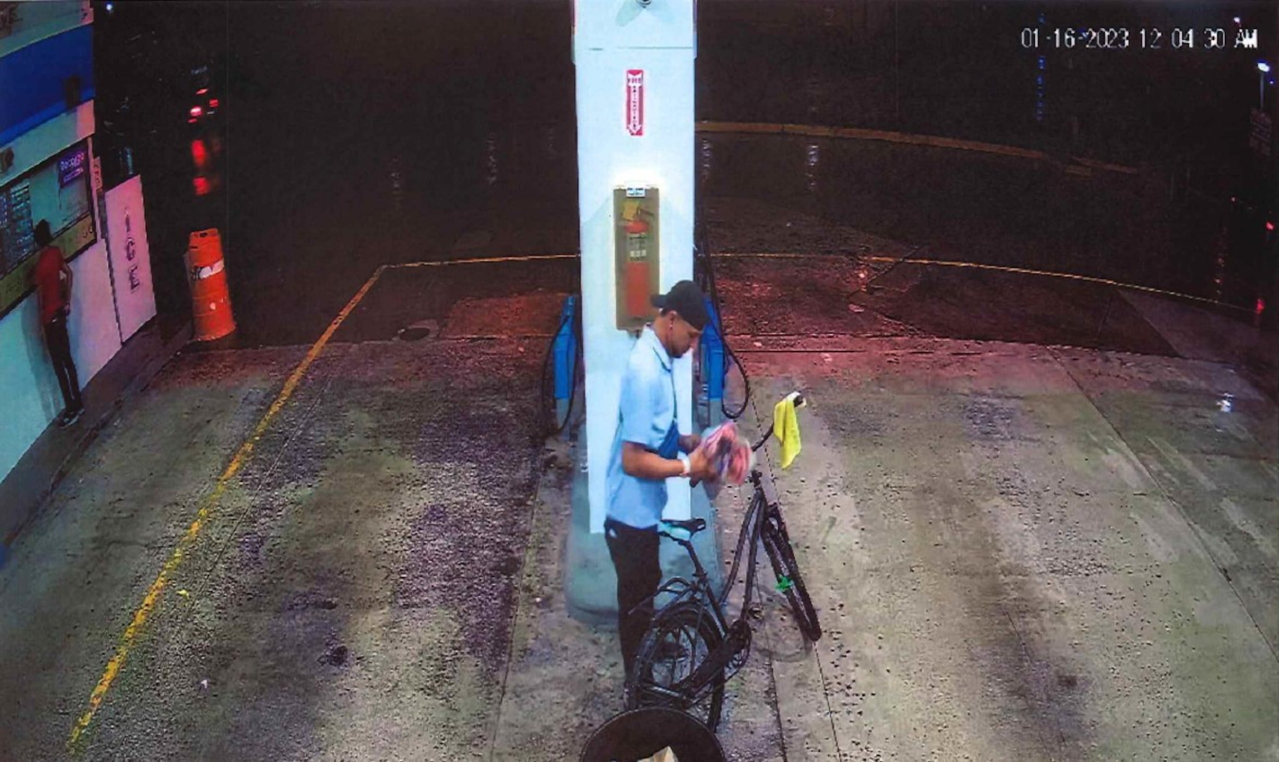 Imagen del sospechoso de cometer un robo, el día 16 de enero, en la gasolinera Gulf, localizada de la carretera PR-860, en Carolina.