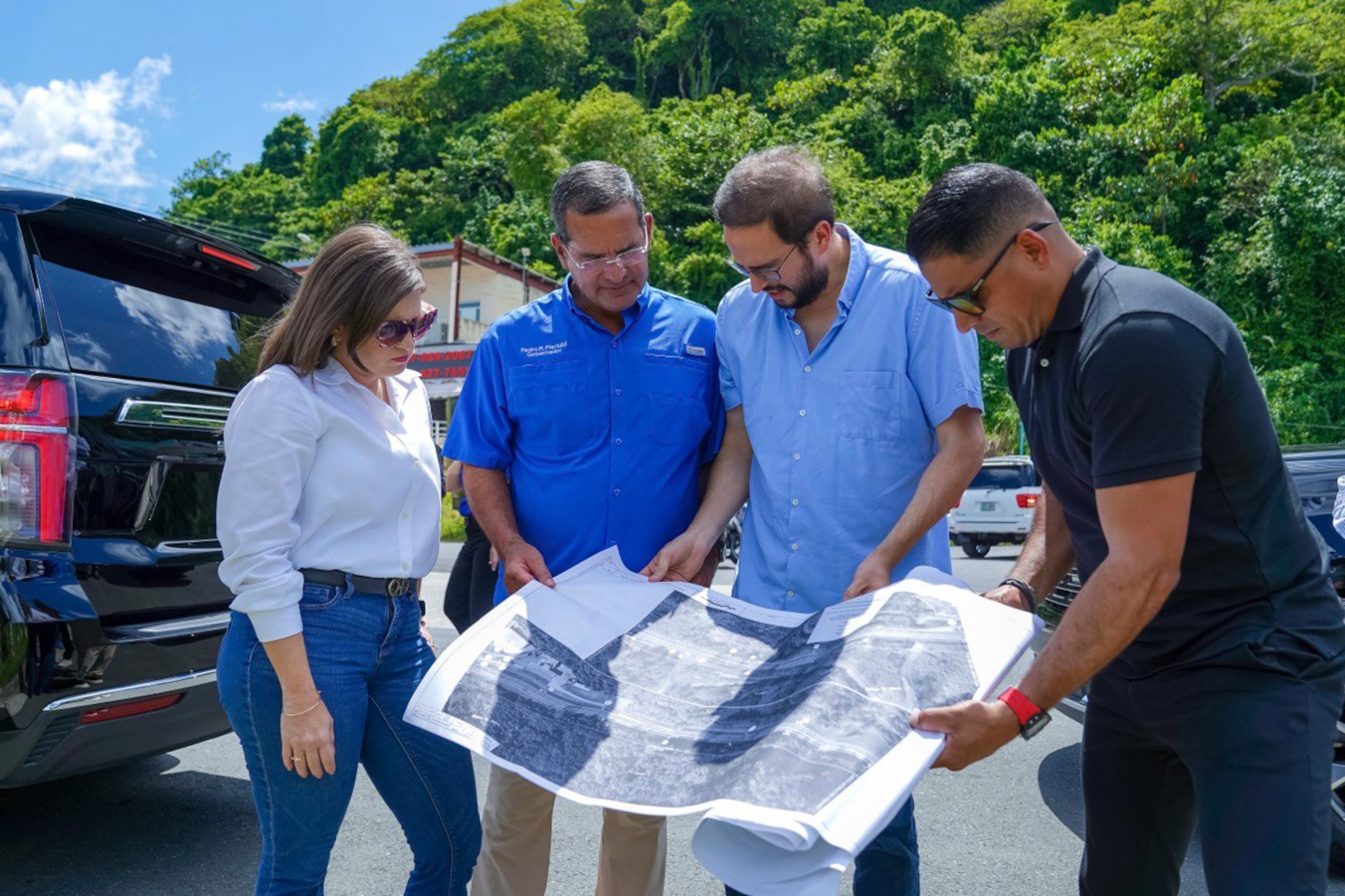 El gobernador Pedro R. Pierluisi, junto a los funcionarios del DTOP.