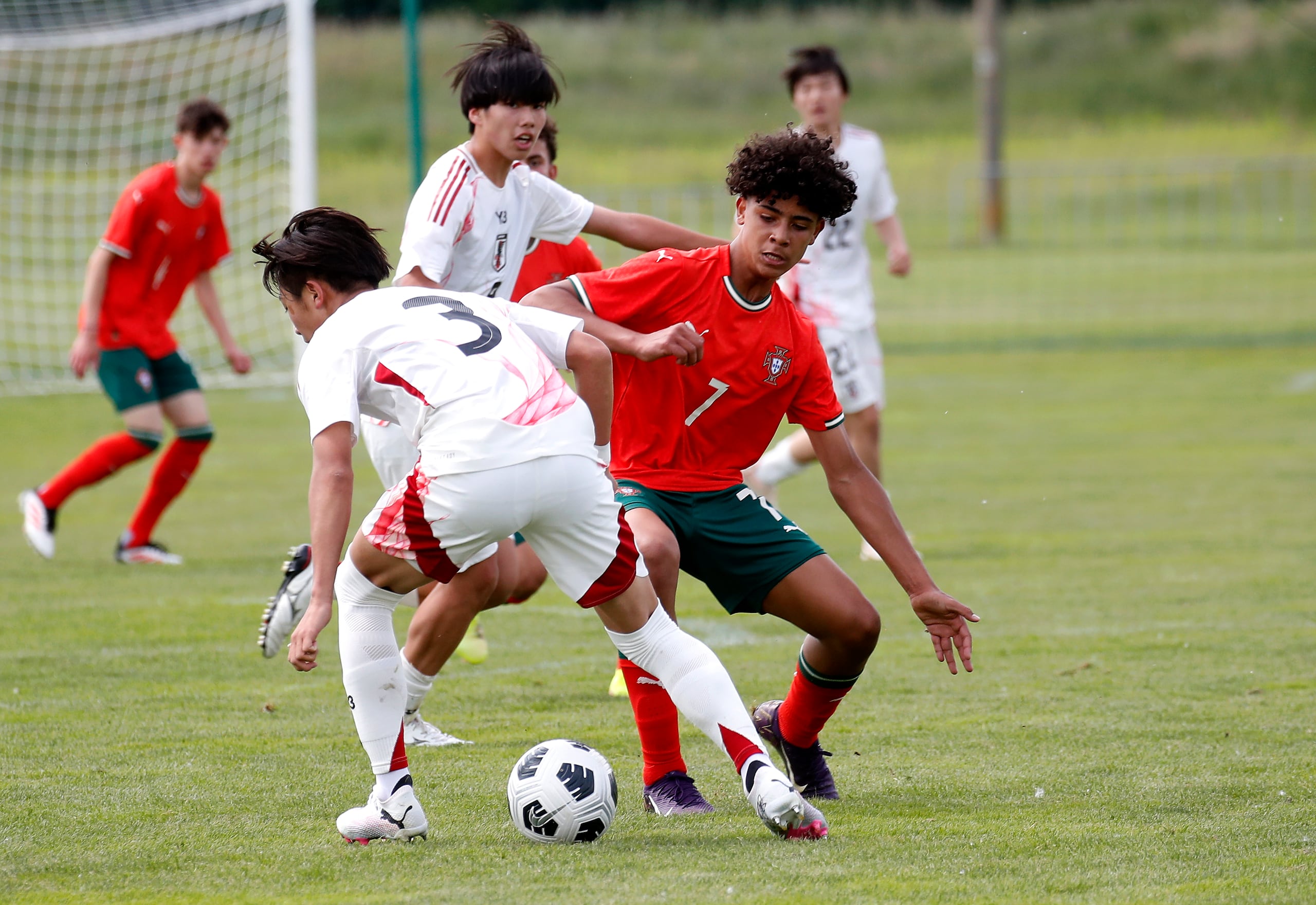 Cristiano Ronaldo Jr., a la derecha, aparece en acción frente a Haru Tsushima de Japón.