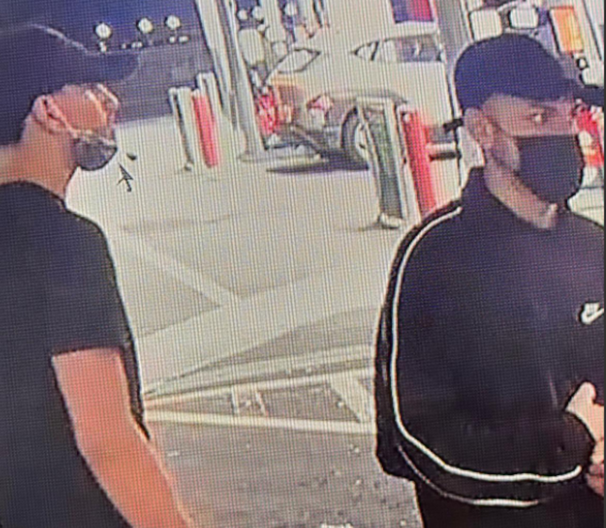 La Policía en Carolina anda tras la pista de estos dos sujetos, sospechosos de cometer tres robos a gasolineras en ese municipio en tan solo una semana.