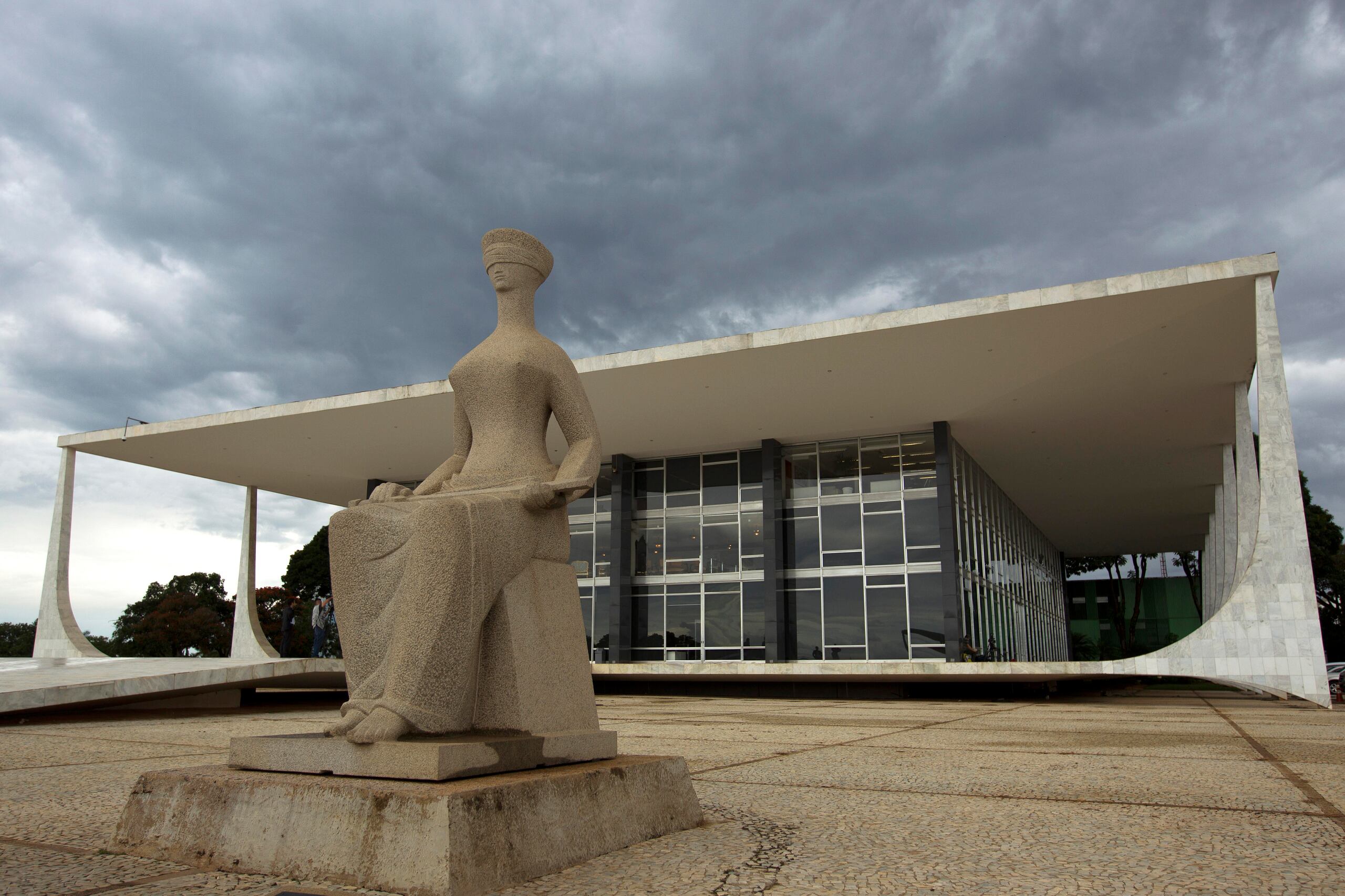 La tesis declarada inconstitucional por el Tribunal Supremo de Brasil, era invocada como defensa del hombre acusado de asesinar a su pareja, bajo el argumento de que las relaciones extramaritales de ella habían herido su honra.