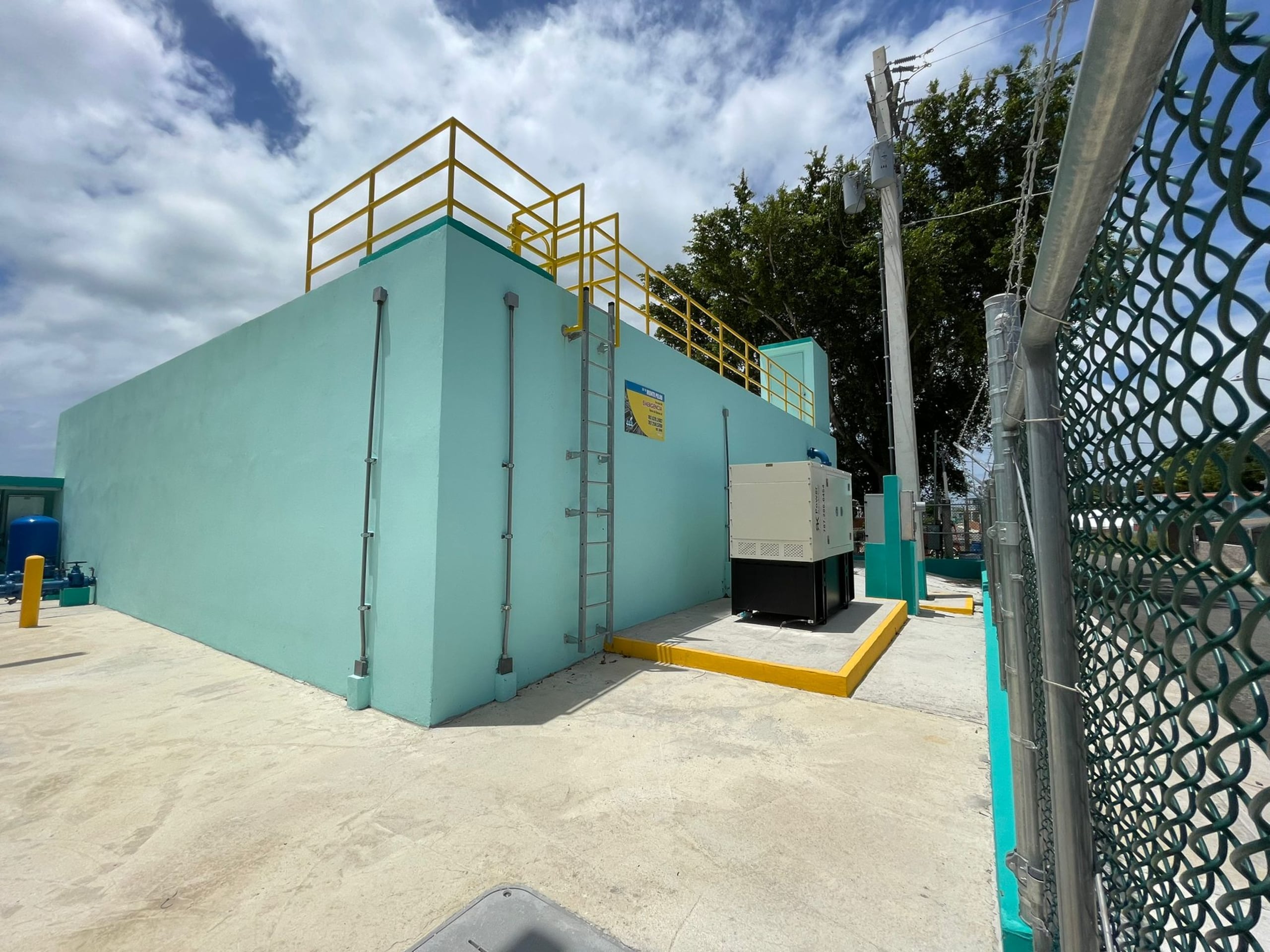 El contenedor reforzado resistió los efectos recientes del paso cercano de la tormenta tormenta tropical Ernesto hace unas semanas que trajo fuertes vientos y lluvias torrenciales.