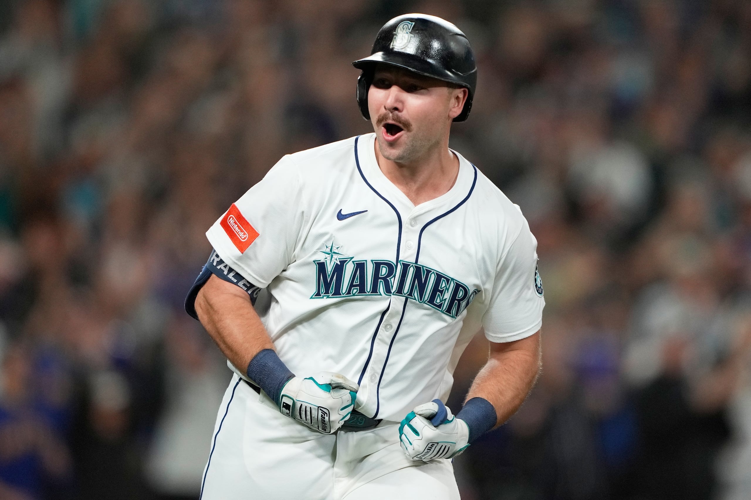 Cal Raleigh, de los Mariners de Seattle, reacciona después de conectar su cuadrangular número 60 de la temporada.