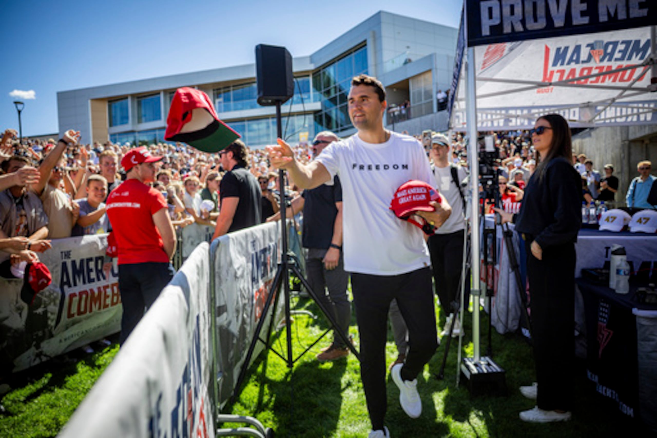 Charlie Kirk reparte gorras en la Universidad de Utah antes de su discurso.