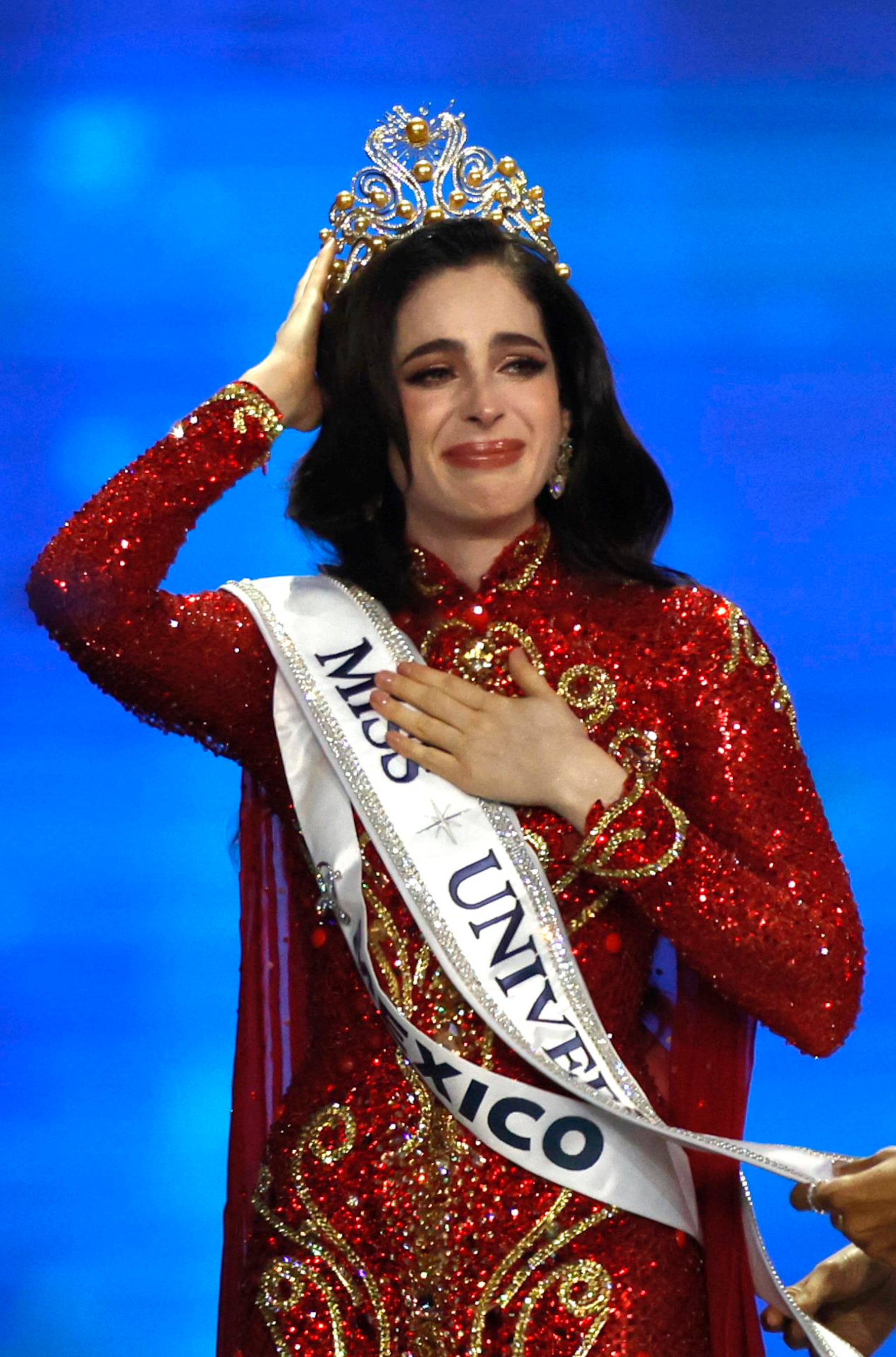 Miss México Fátima Bosch reacciona tras ser coronada como Miss Universo 2025 durante la 74 edición de Miss Universo 2025