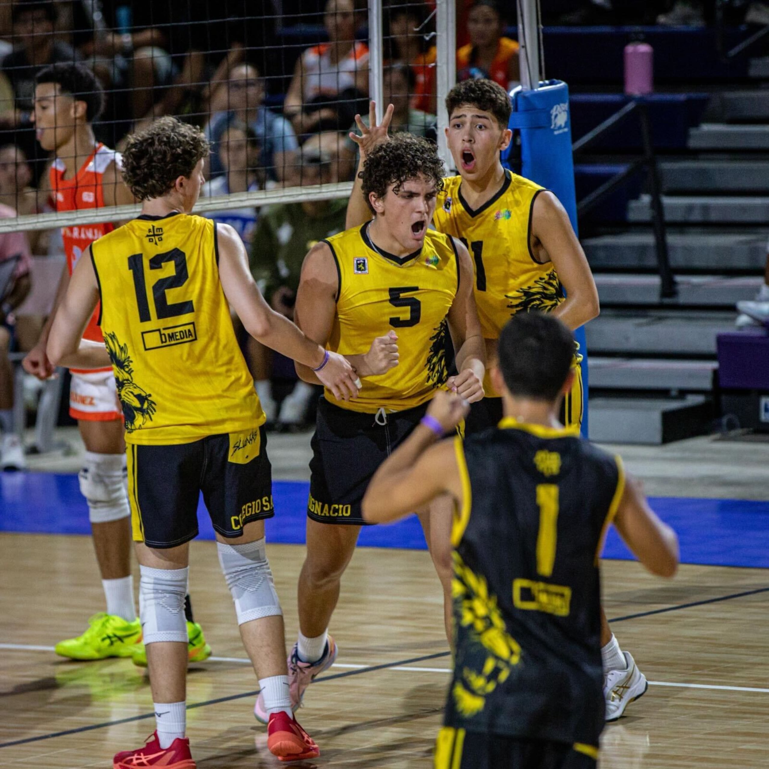 Fernando Castello, al centro, del Colegio San Ignacio de Loyola.
