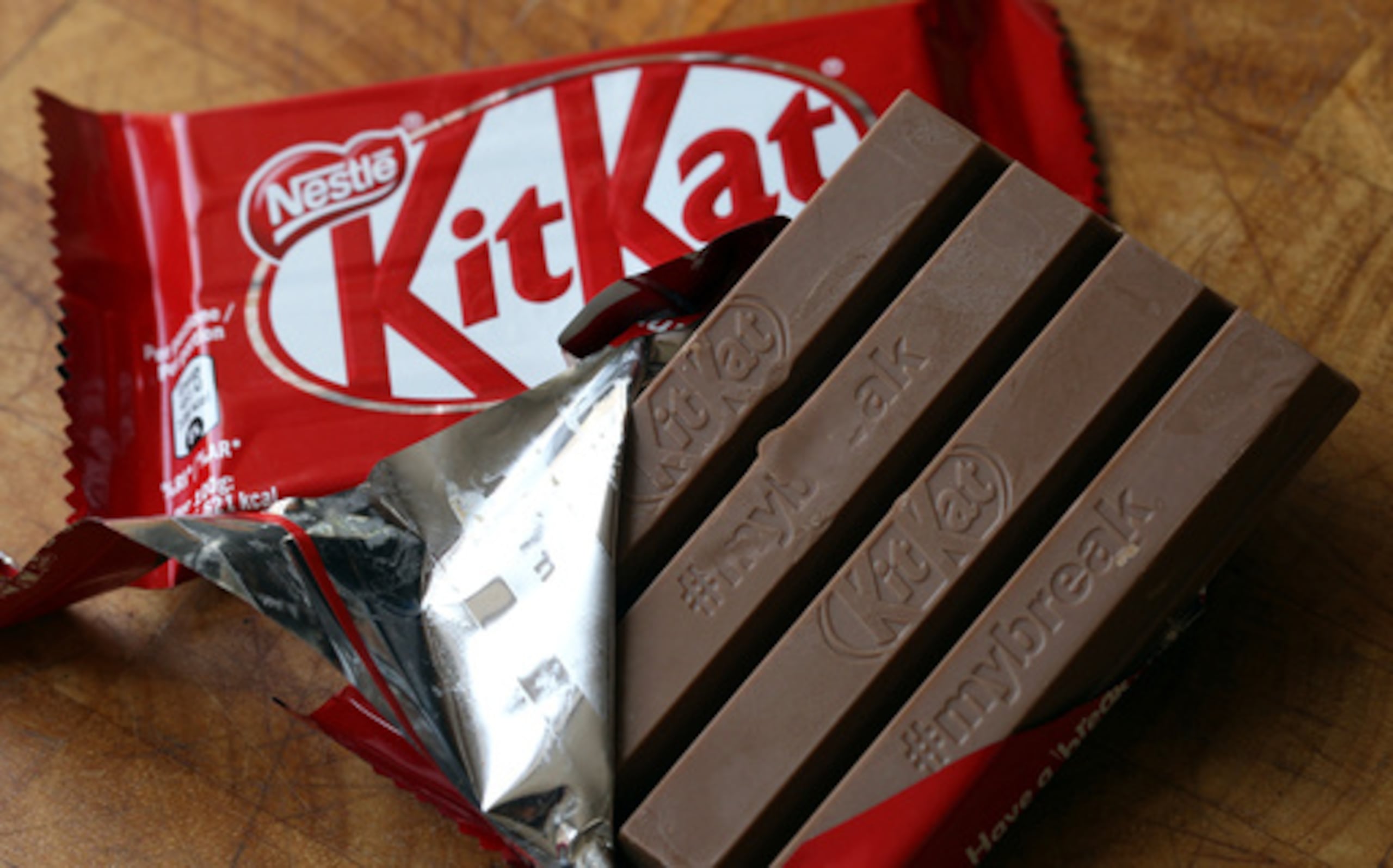 ARCHIVO - Una barra de chocolate KitKat en Rugby, Inglaterra, el 25 de julio de 2018. (AP Photo/Martin Cleaver, Archivo)
