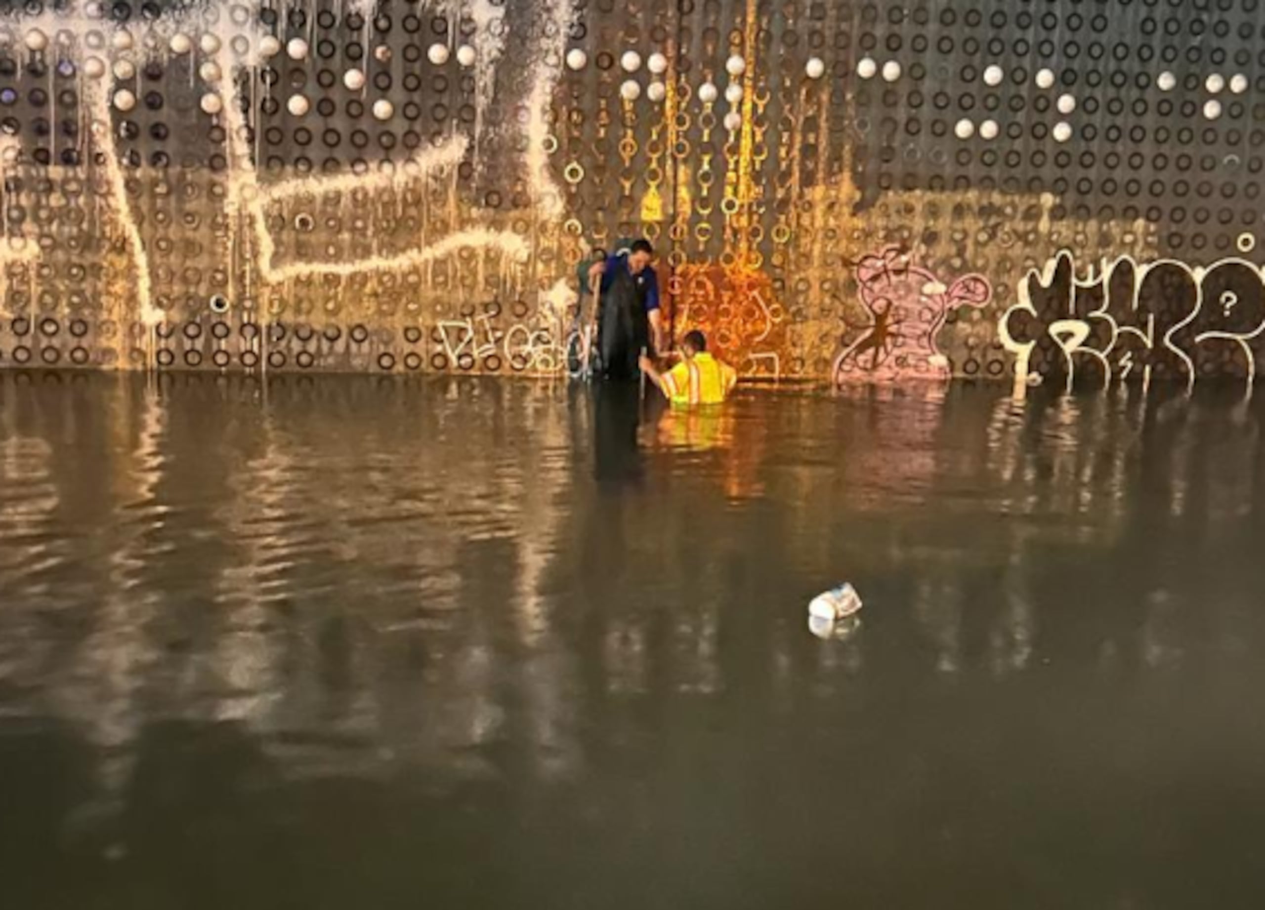 Un empleado de la Autoridad de Carreteras destapa una alcantarilla, luego de que las intensas lluvias del viernes, 27 de octubre dejara intransitable el expreso Román Baldorioty de Castro, entre Carolina y San Juan.