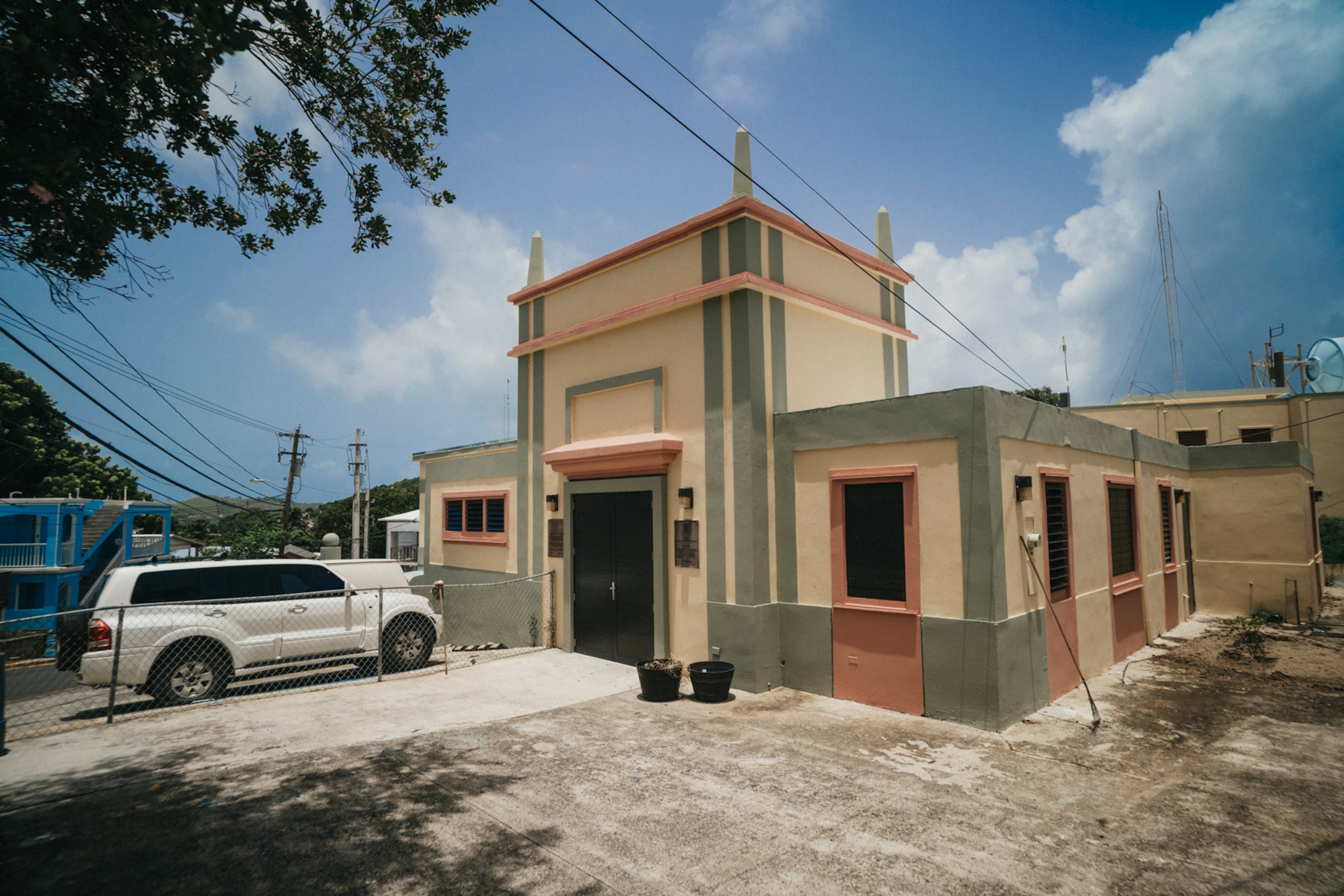 El Centro de Usos Múltiples está localizado en el barrio Flamenco.