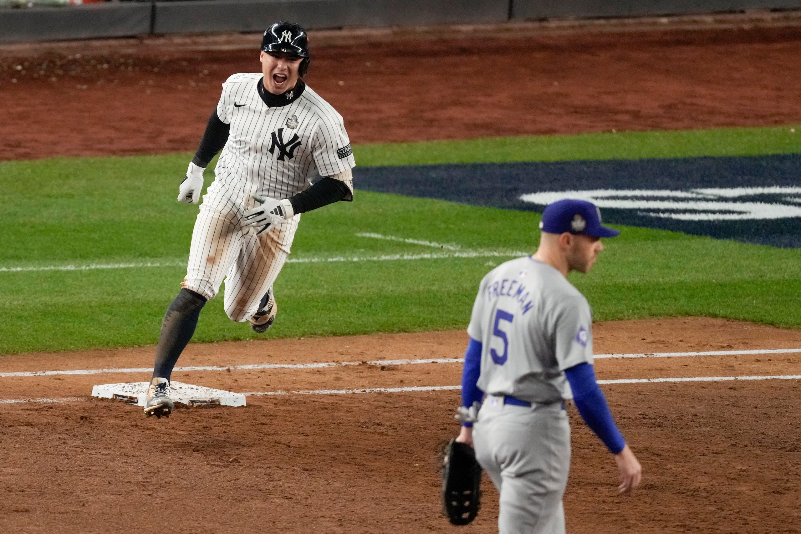 Anthony Volpe, de los Yankees de Nueva York, tras conectar un grand slam ante los Dodgers de Los Ángeles durante el tercer inning del cuarto juego de la Serie Mundial.