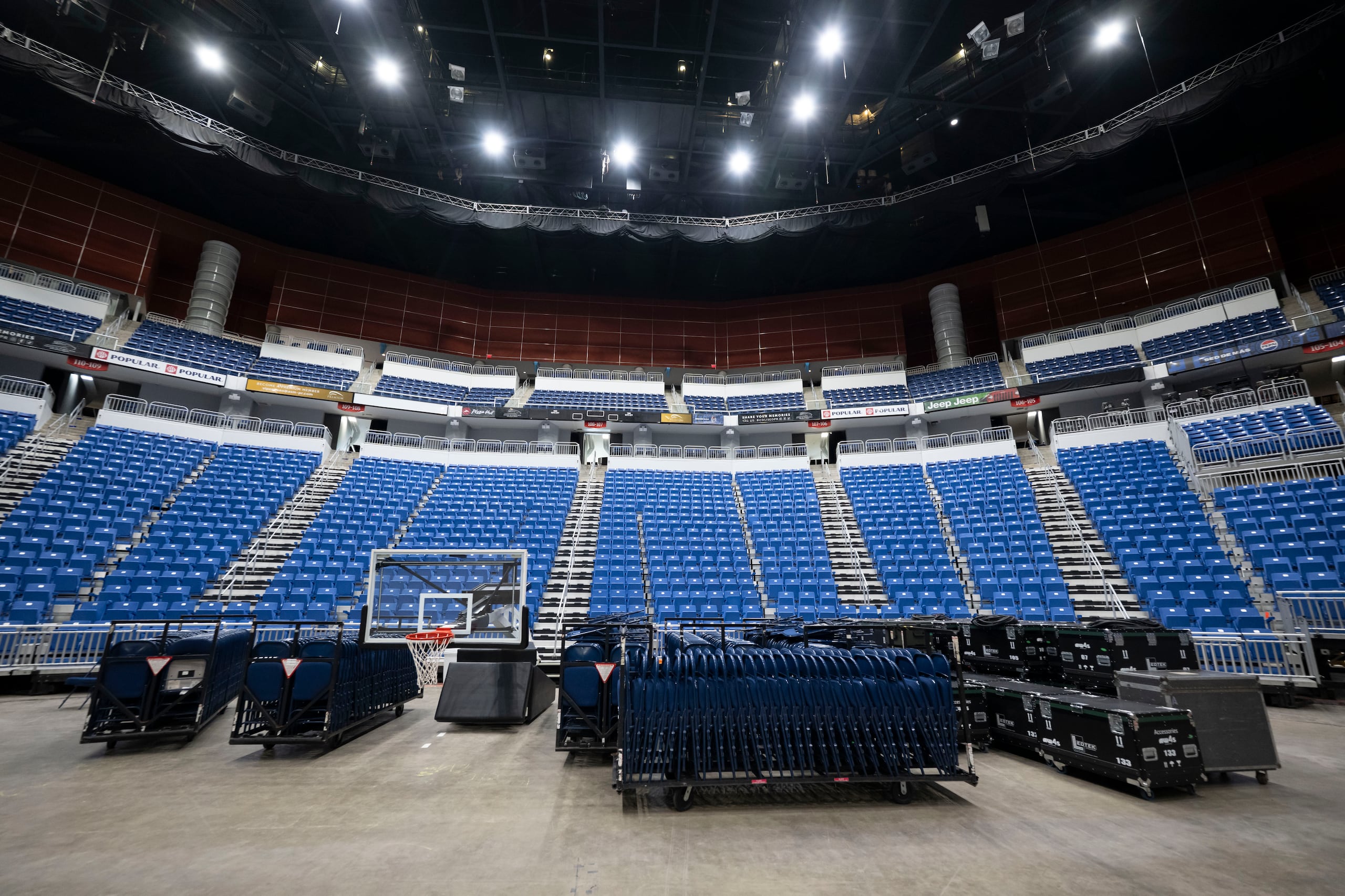 Así van los preparativos para el juego de pretemporada entre el Magic de Orlando y el Heat de Miami en el Coliseo de Puerto Rico José Miguel Agrelot.