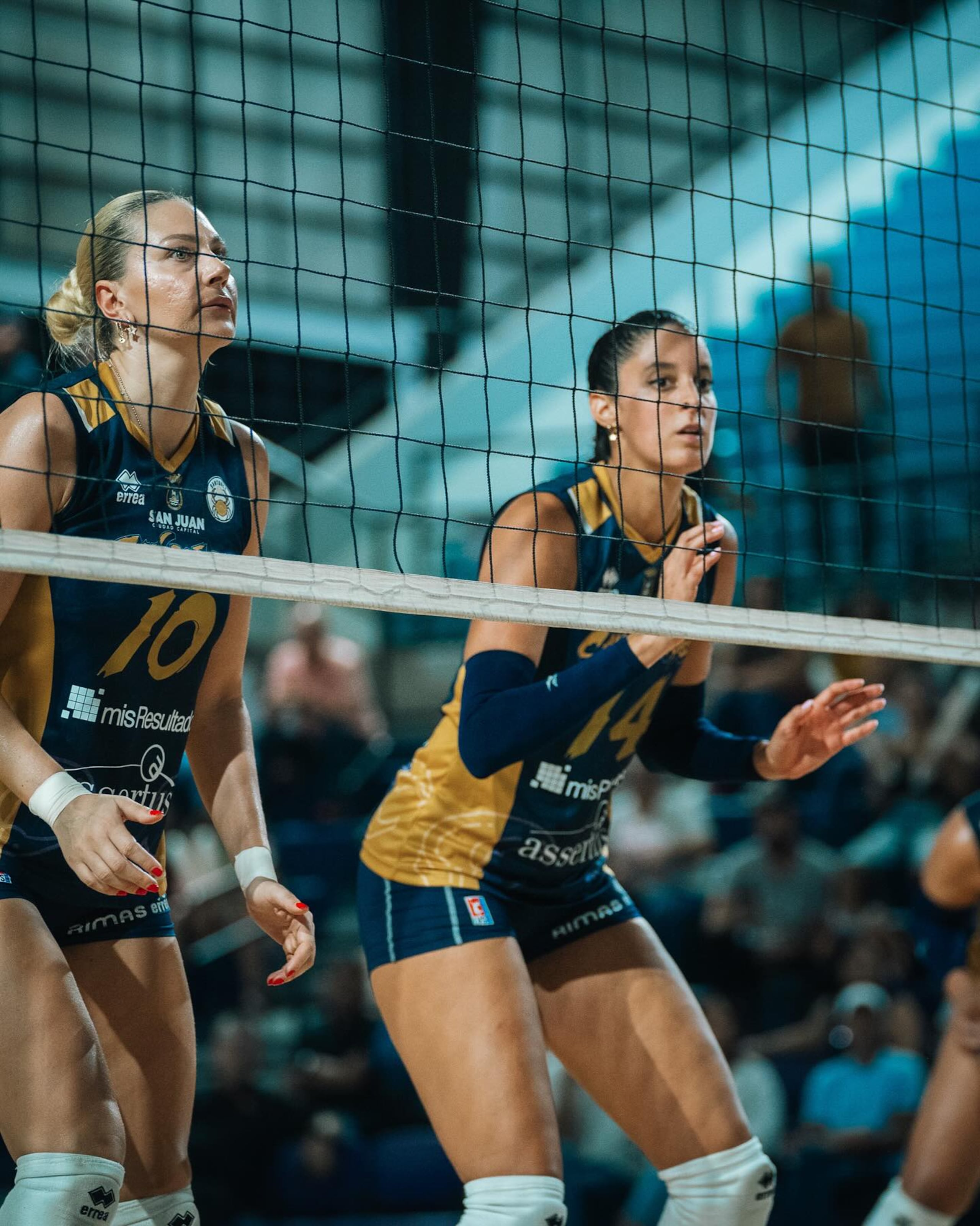 Yeliz Basa (10) y Neira Ortiz (14) identifican la ofensiva para las Cangrejeras de Santurce que hicieron 14 puntos en bloqueos ante Juncos en sábado.