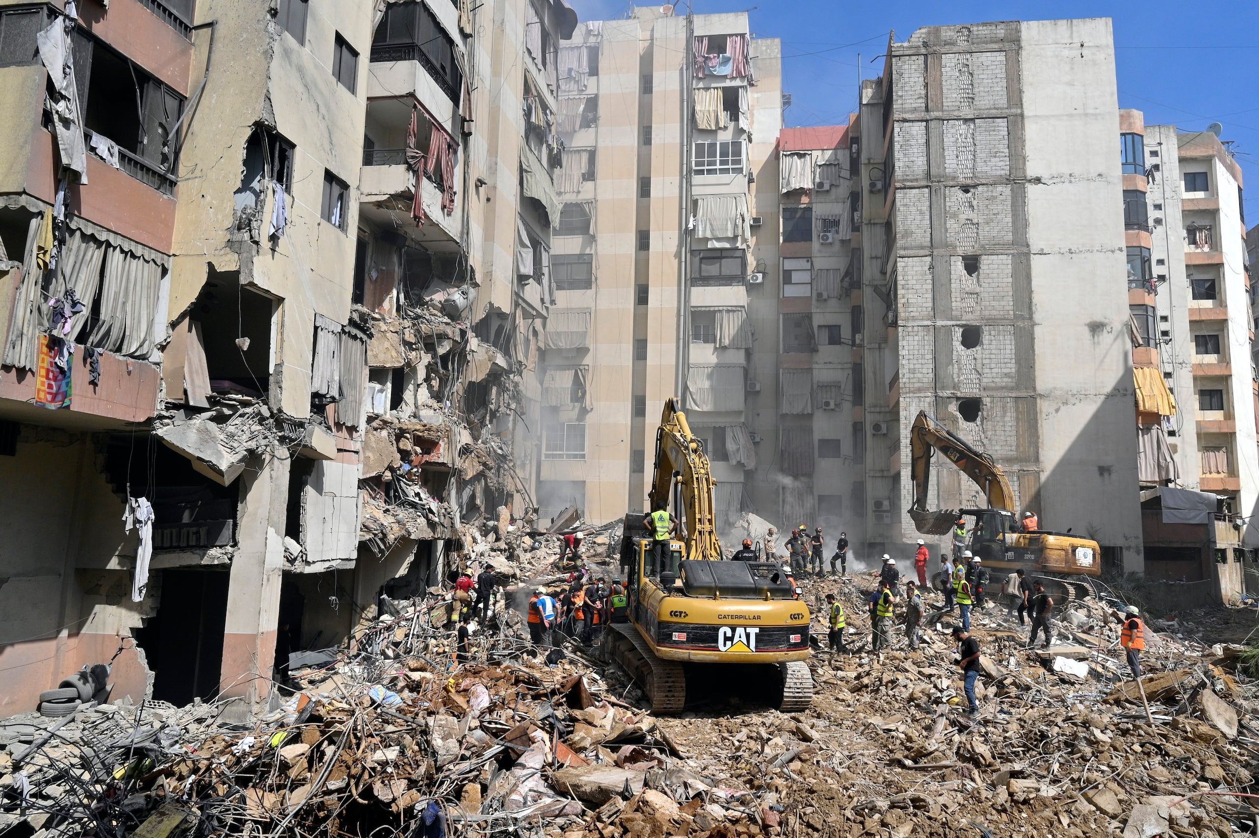 Equipos de emergencia trabajan en el barrio de Beirut bombardeado por Israel y donde el viernes murieron al menos 31 personas. (Líbano, Hizbulá/Hezbolá) (EFE/EPA/WAEL HAMZEH)