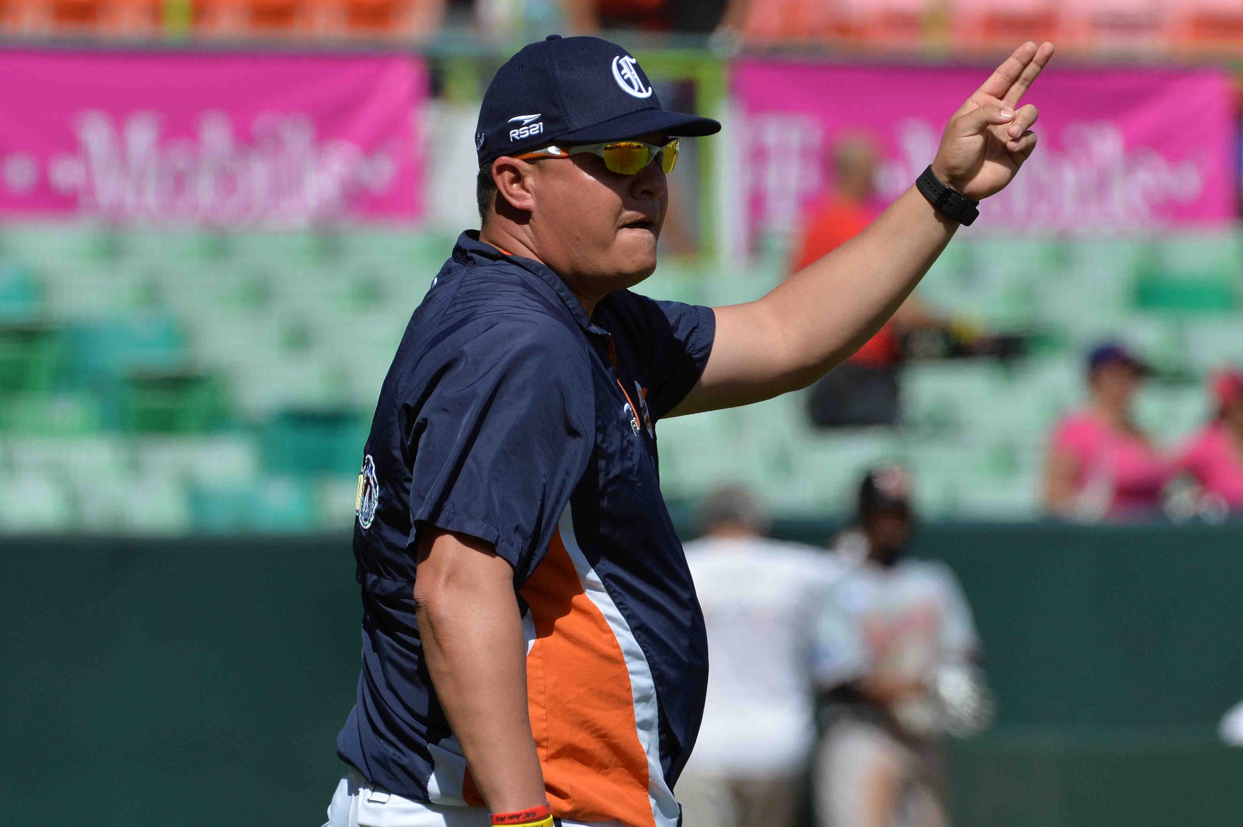 En el mismo los bullpens de ambas novenas tuvieron las manos llenas. El dirigente de Venezuela Omar López pide un zurdo al bullpen.
