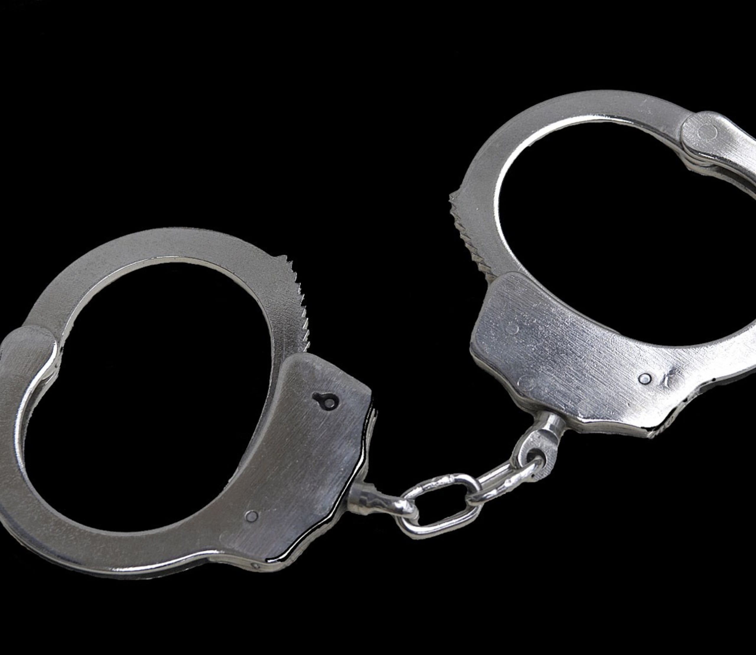 El arresto fue por producción de pornografía infantil y por incitar a una menor a cometer actos sexuales ilícitos. (GFR Media)