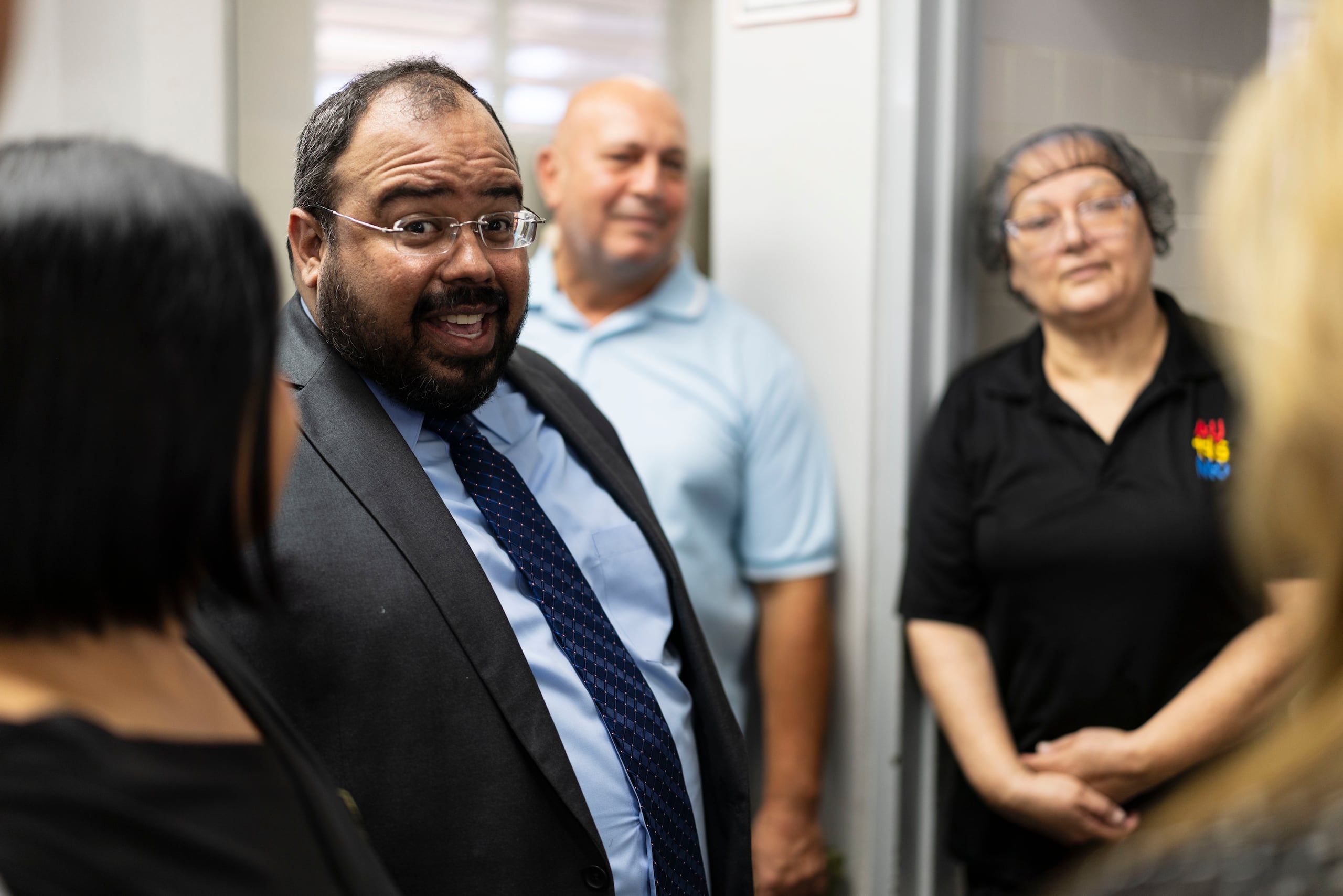 El secretario de Educación, Eliezer Ramos Parés, comparte con empleados de la escuela Marta Vélez de Fajardo, en Bayamón.