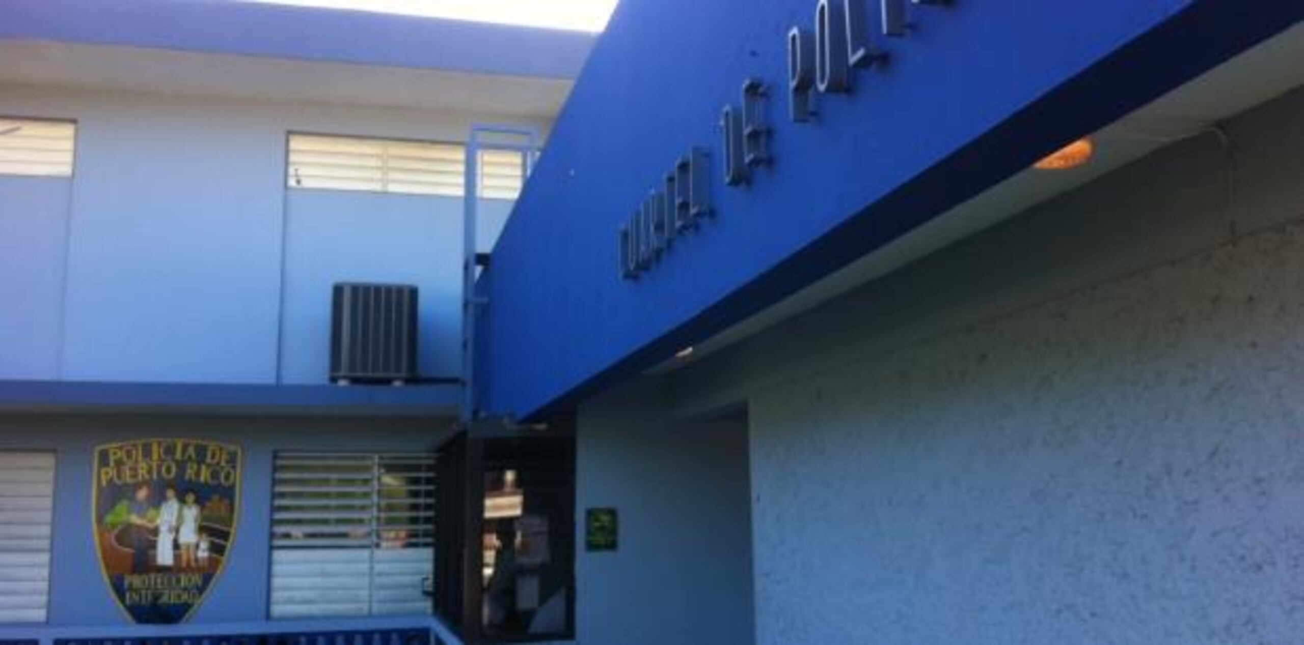 Este cuartel de Vega Baja es uno de los que podría ser cerrado. (Archivo)