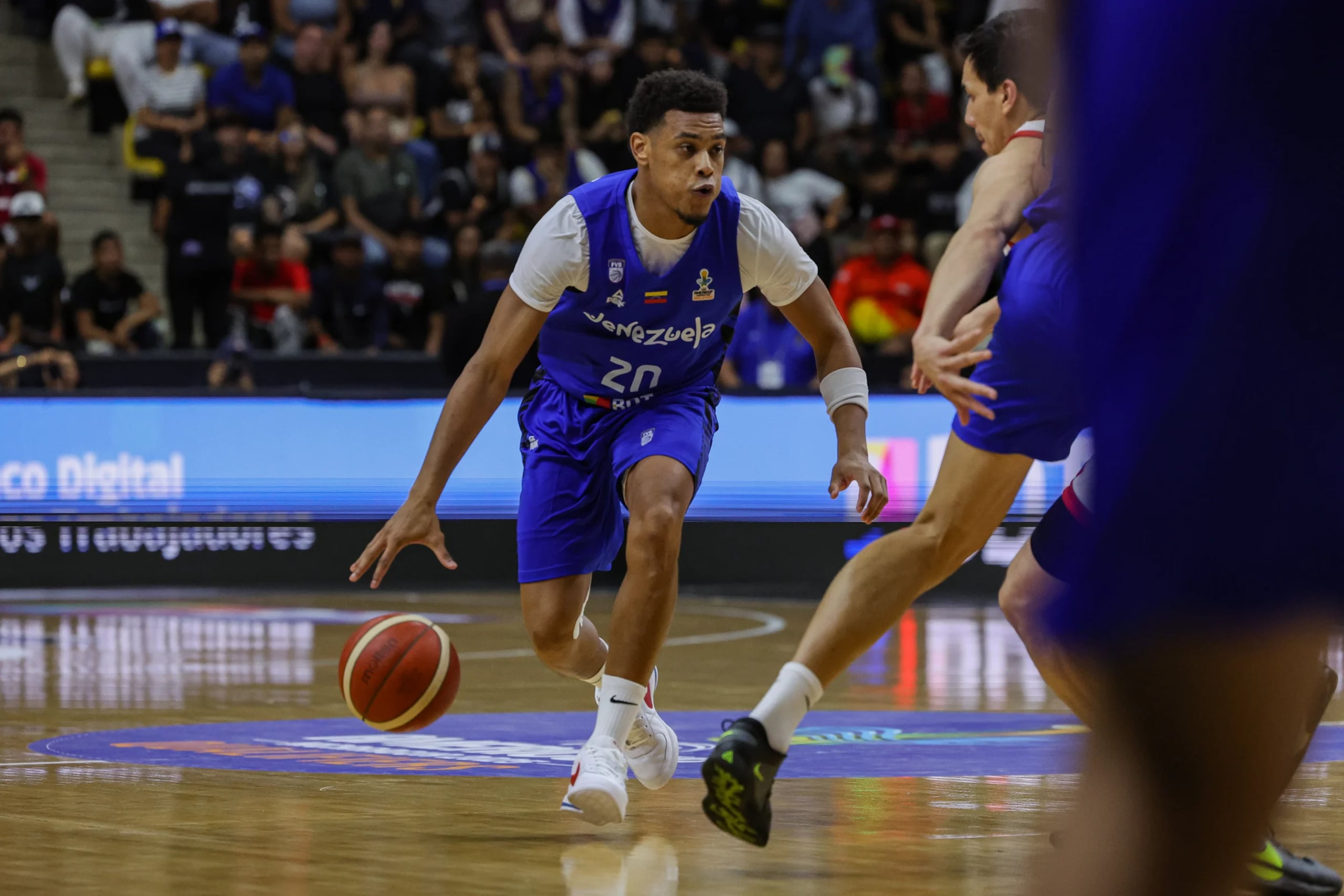 El venezolano Yohanner Sifontes controla el balón en un partido de una ventana clasificatoria a la AmeriCup 2025.