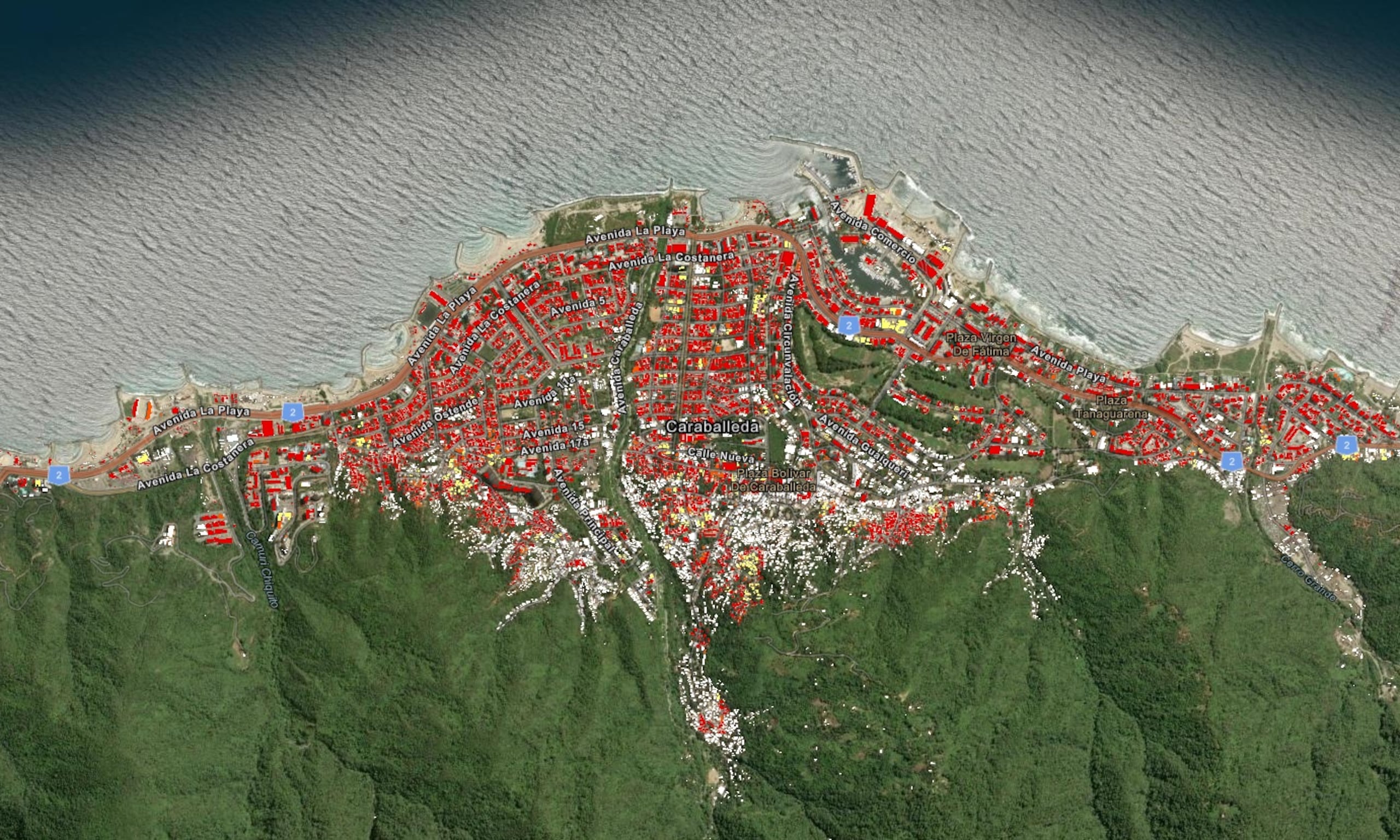 Captura de pantalla del mapa interactivo creado por del Sistema de Información Geográfica Earthdata de la NASA, que muestra en color rojo los edificios que tendrían más de un 75 % de probabilidades de estar dañados en la localidad de Caraballeda, en el Estado de La Guaira. Crédito: NASA