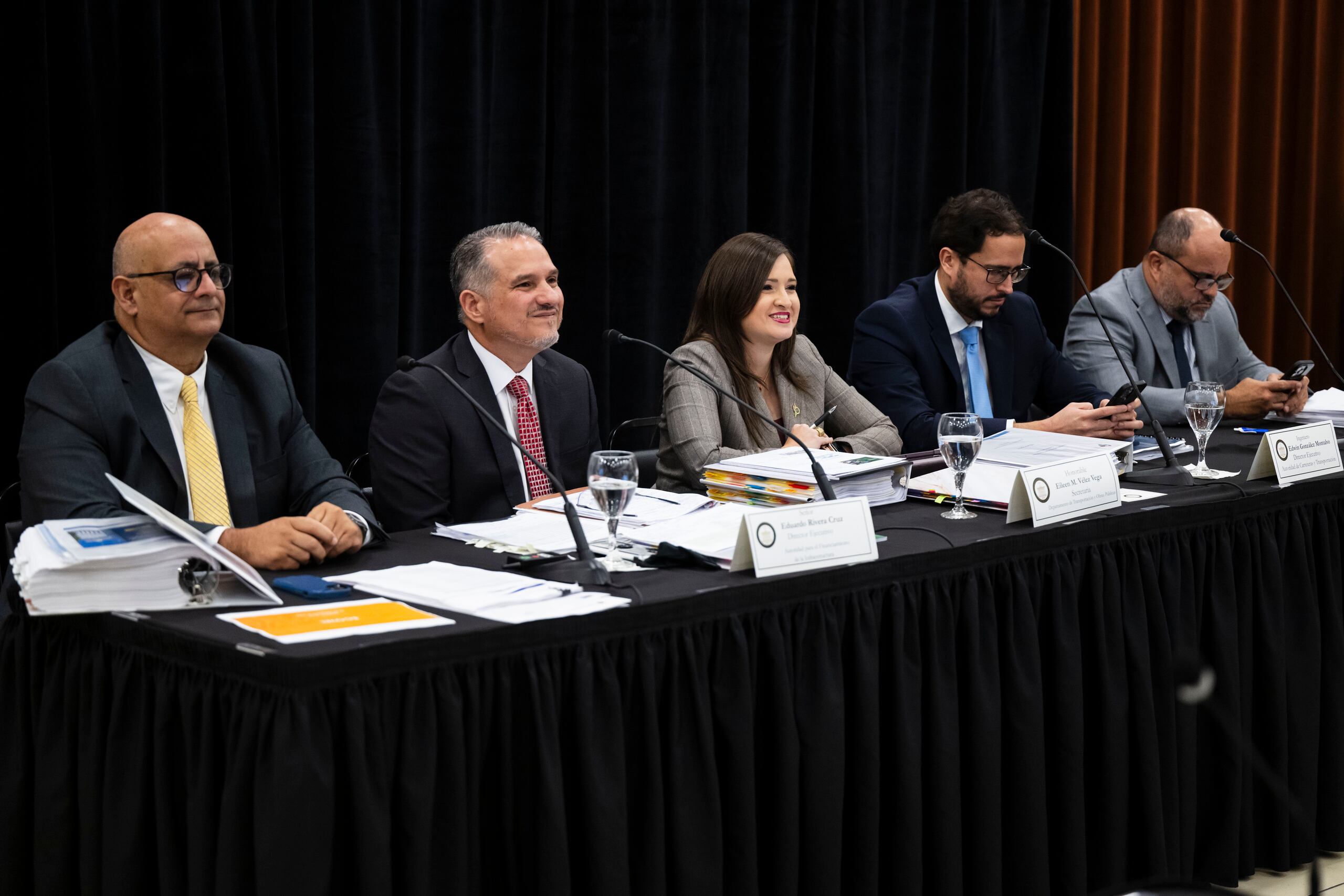 22 de noviembre de 2024. San Juan, PR. MCD/GOBIERNO. Vista de transición entre la administración saliente de Pedro Pierluisi y la entrante de Jenniffer González con el componente de infraestructura, llevada a cabo en la Sala Sinfónica del Centro de Bellas Artes de Santurce. Desde la izq. la directora ejecutiva de la Autoridad de Acueductos y Alcantarillados Doriel Pagán, Eduardo Rivera Cruz de AFI, la secretaria del DTOP Eileen Vélez Vega, el director de la Autoridad de Carreteras Edwin González y el director de ATI Josué Menéndez. FOTO POR: Carlos Rivera Giusti/GFR Media.
Vista de Transición, Gobierno, Infraestructura