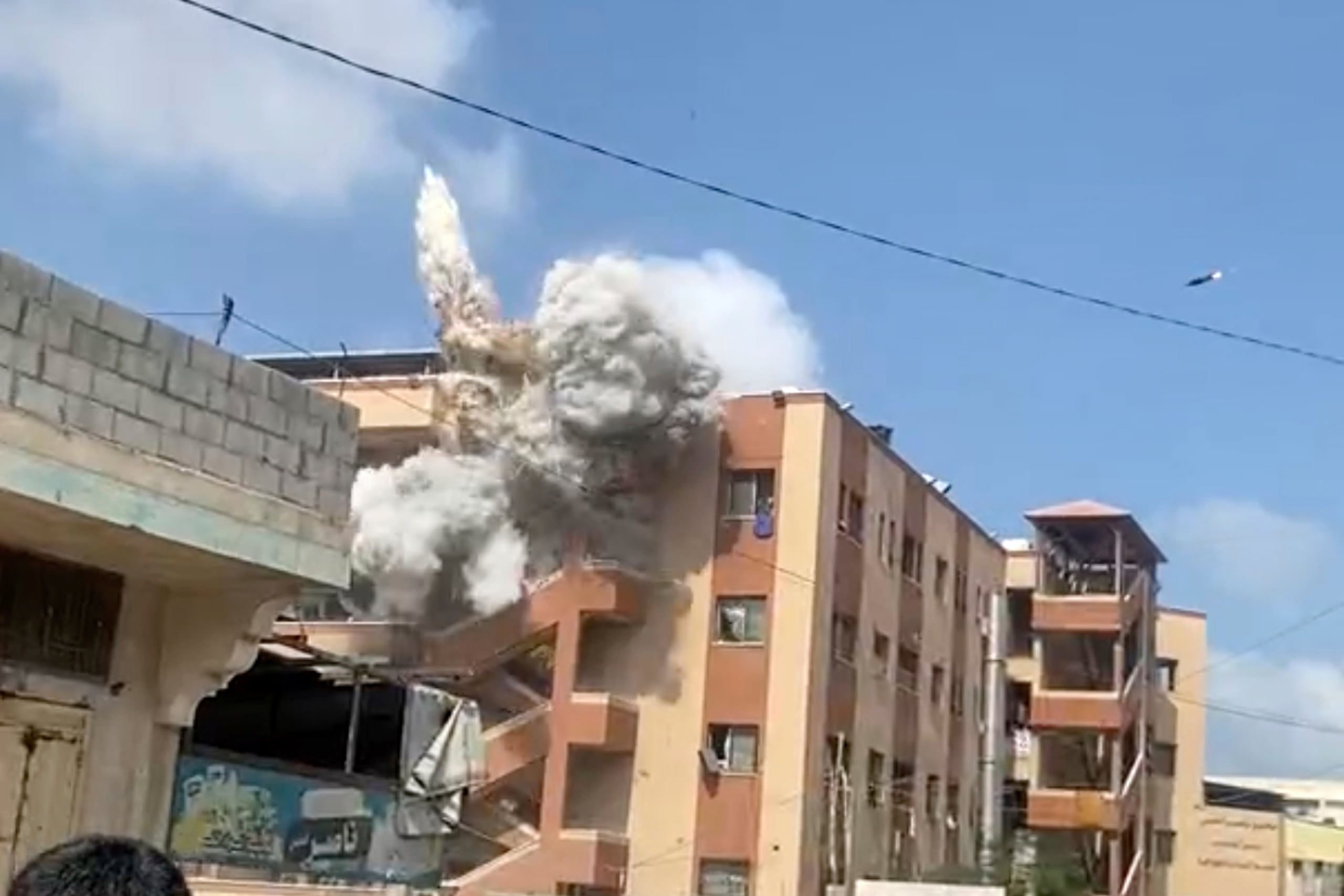 Esta captura de pantalla de un vídeo muestra el segundo de dos proyectiles que el ejército israelí disparó en rápida sucesión contra una escalera exterior del Hospital Nasser, pocos minutos después que una ronda inicial de ataques impactara el edificio, en Jan Yunis, Franja de Gaza, el lunes 25 de agosto de 2025. (UGC vía AP)