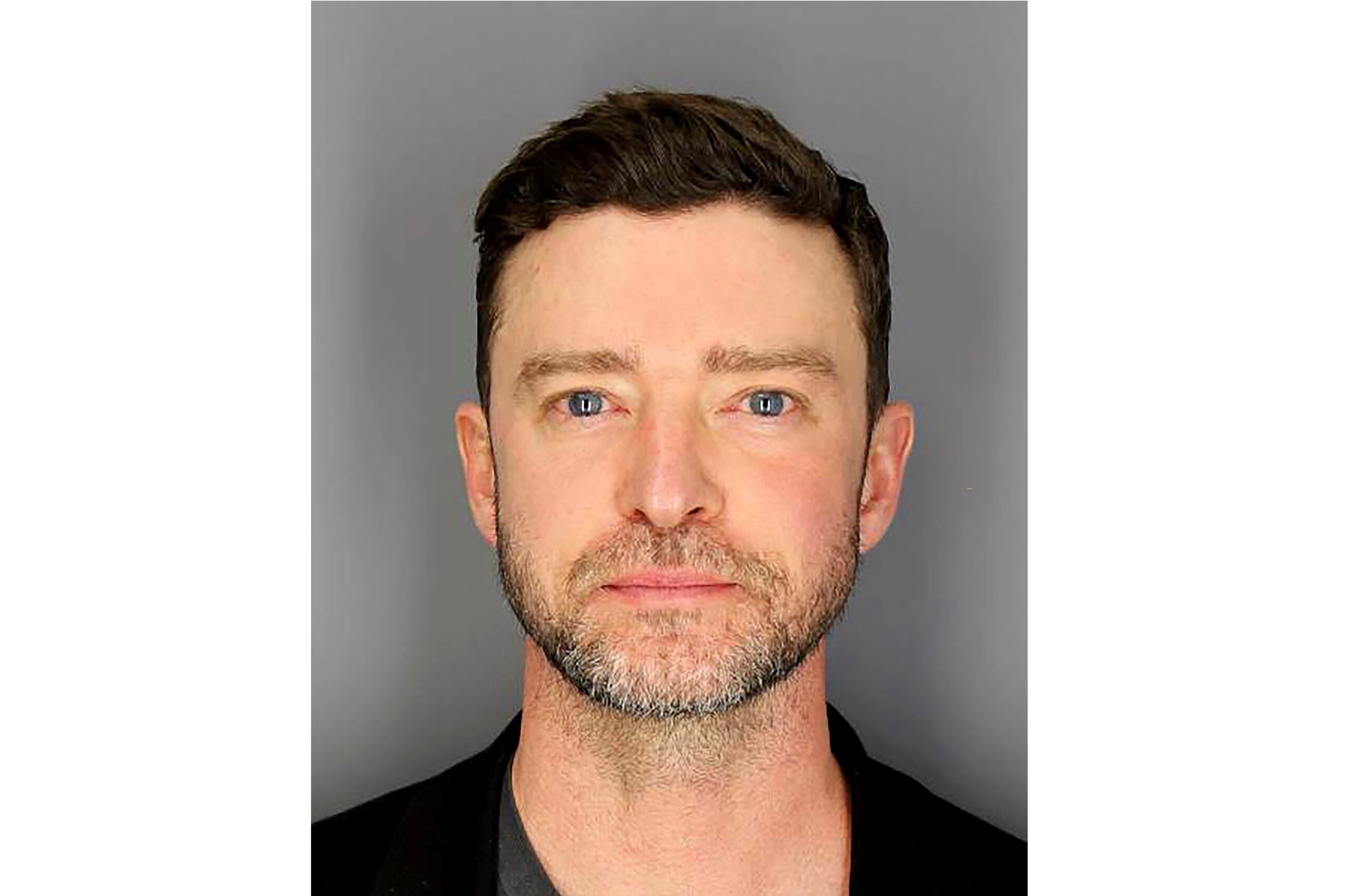 Justin Timberlake salía de un hotel en la lujosa zona de los Hamptons cuando se metió en su vehículo BMW y casi de inmediato se saltó una señal de alto sin siquiera poder mantenerse en su carril.