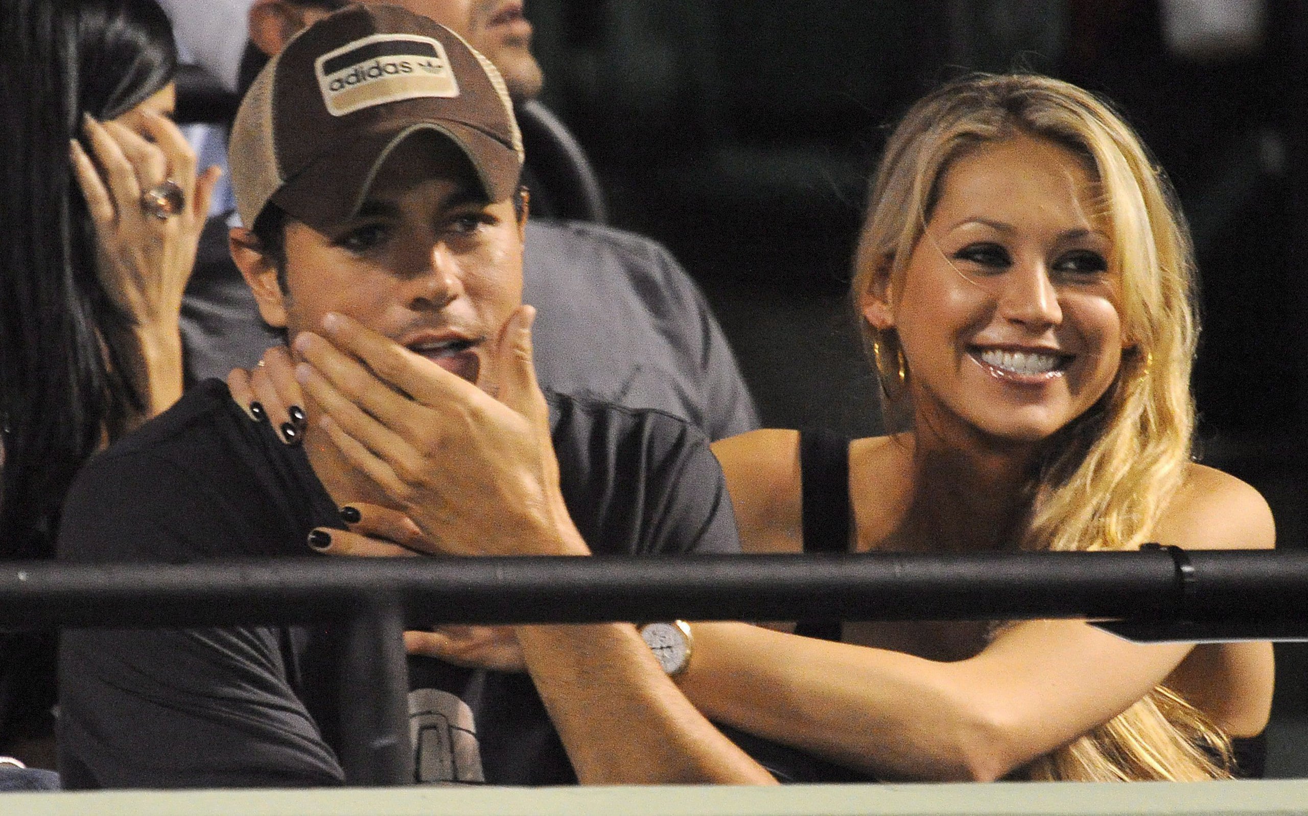 Imagen de archivo de Enrique Iglesias (i) y su pareja, la extenista Anna Kournikova. EFE/ANDREW GOMBERT