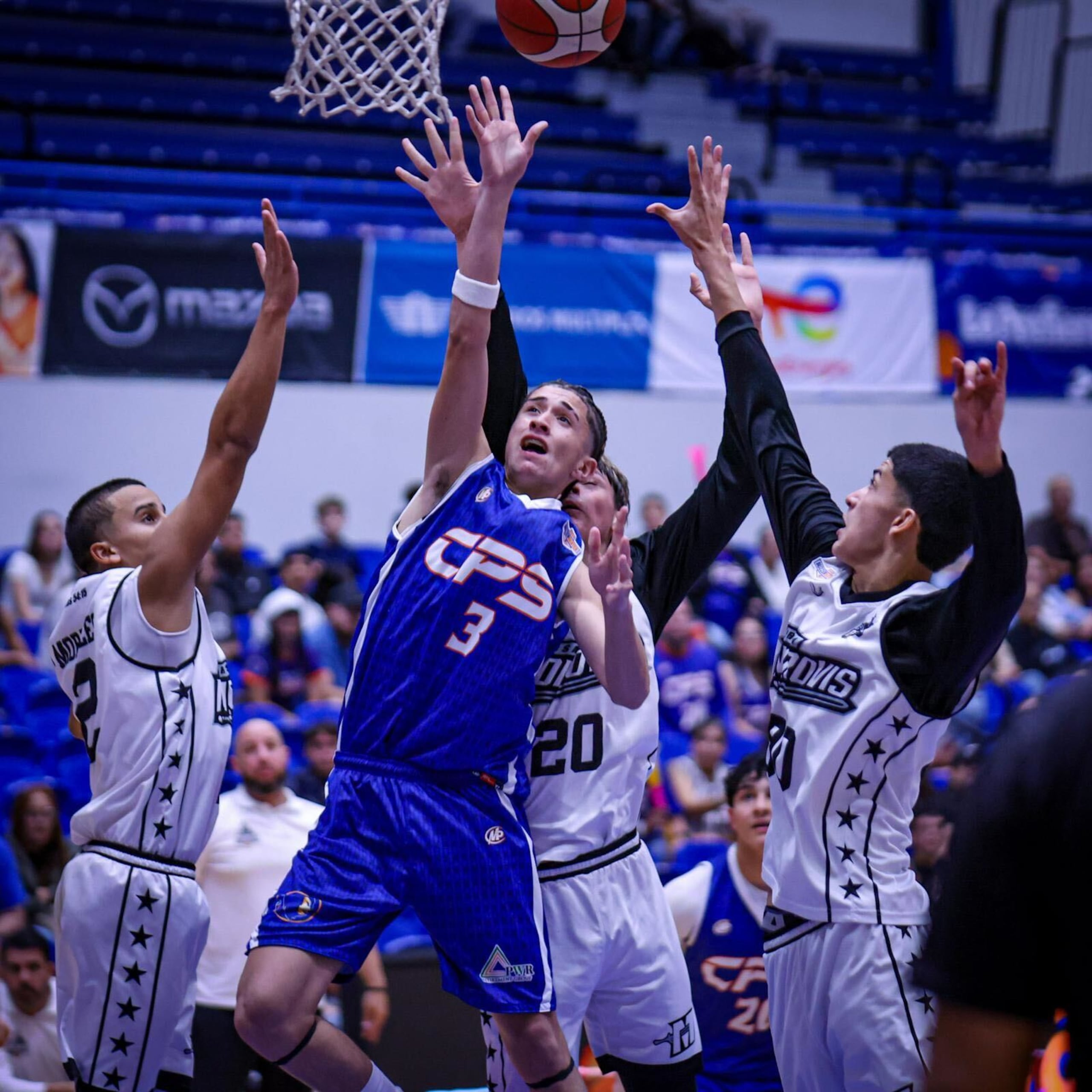 Acción durante el juego entre Caguas Private School y Puerto Rico Bilingual Sports Academy en el "Elite Eight" del Buzzer Beater.