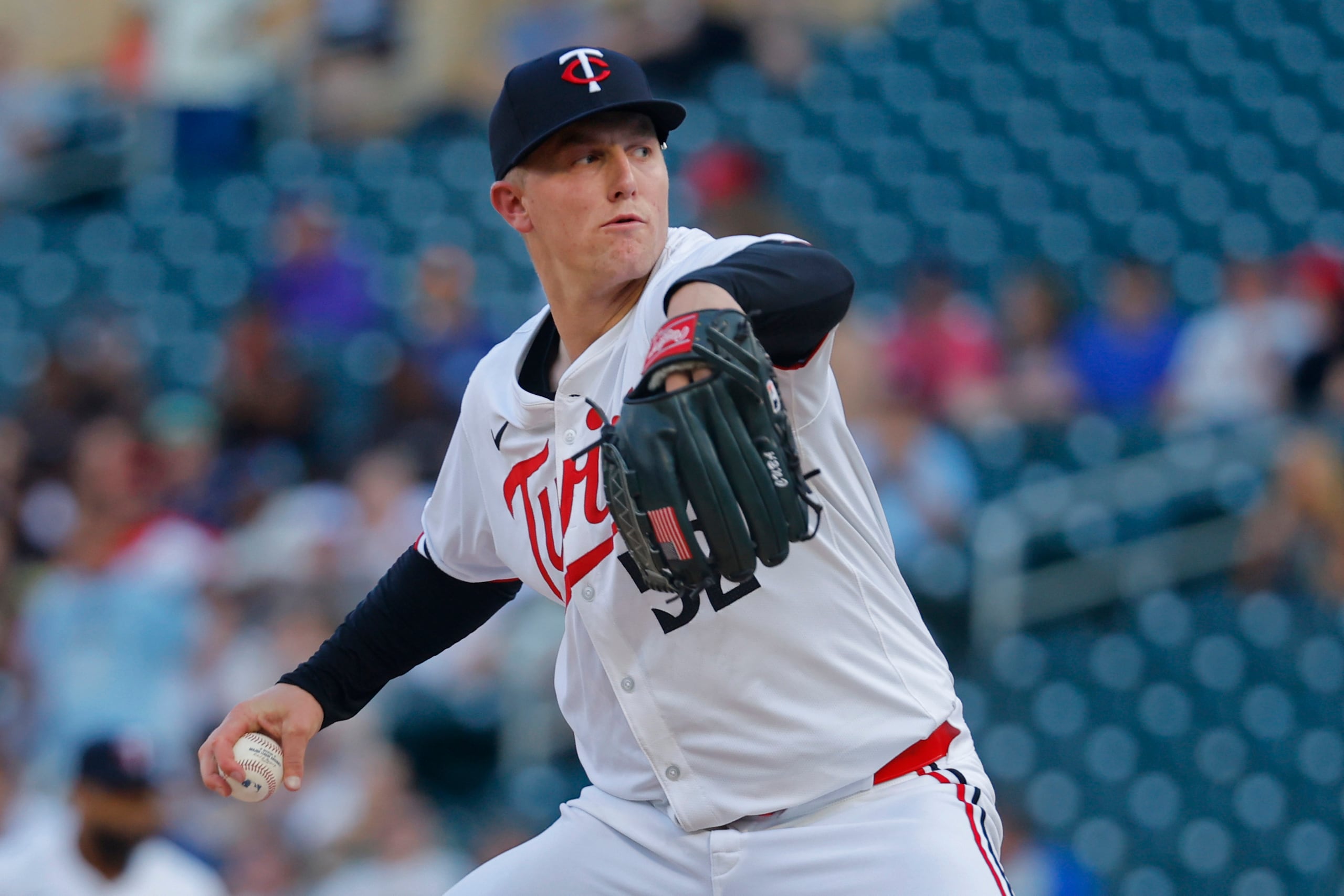 Zebby Matthews, abridor de los Mellizos de Minnesota, lanza en el juego del martes 13 de agosto de 2024, ante los Reales de Kansas City (AP Foto/Bruce Kluckhohn)