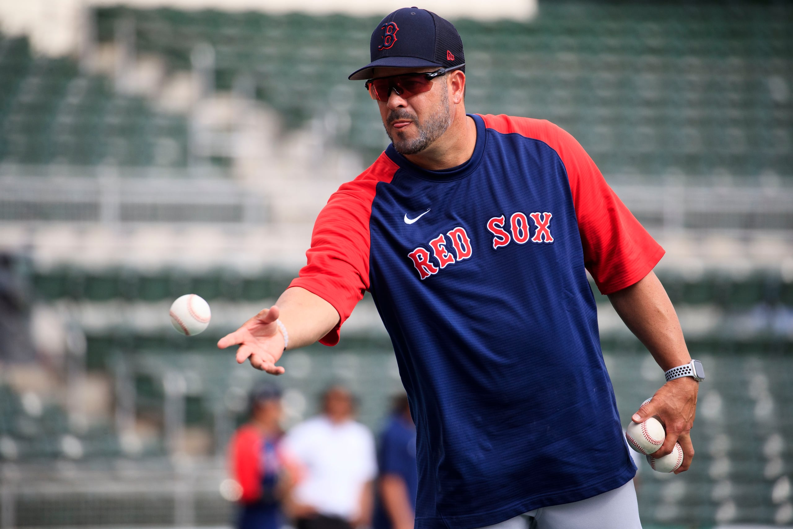 Ramón Vázquez como coach de los Red Sox.