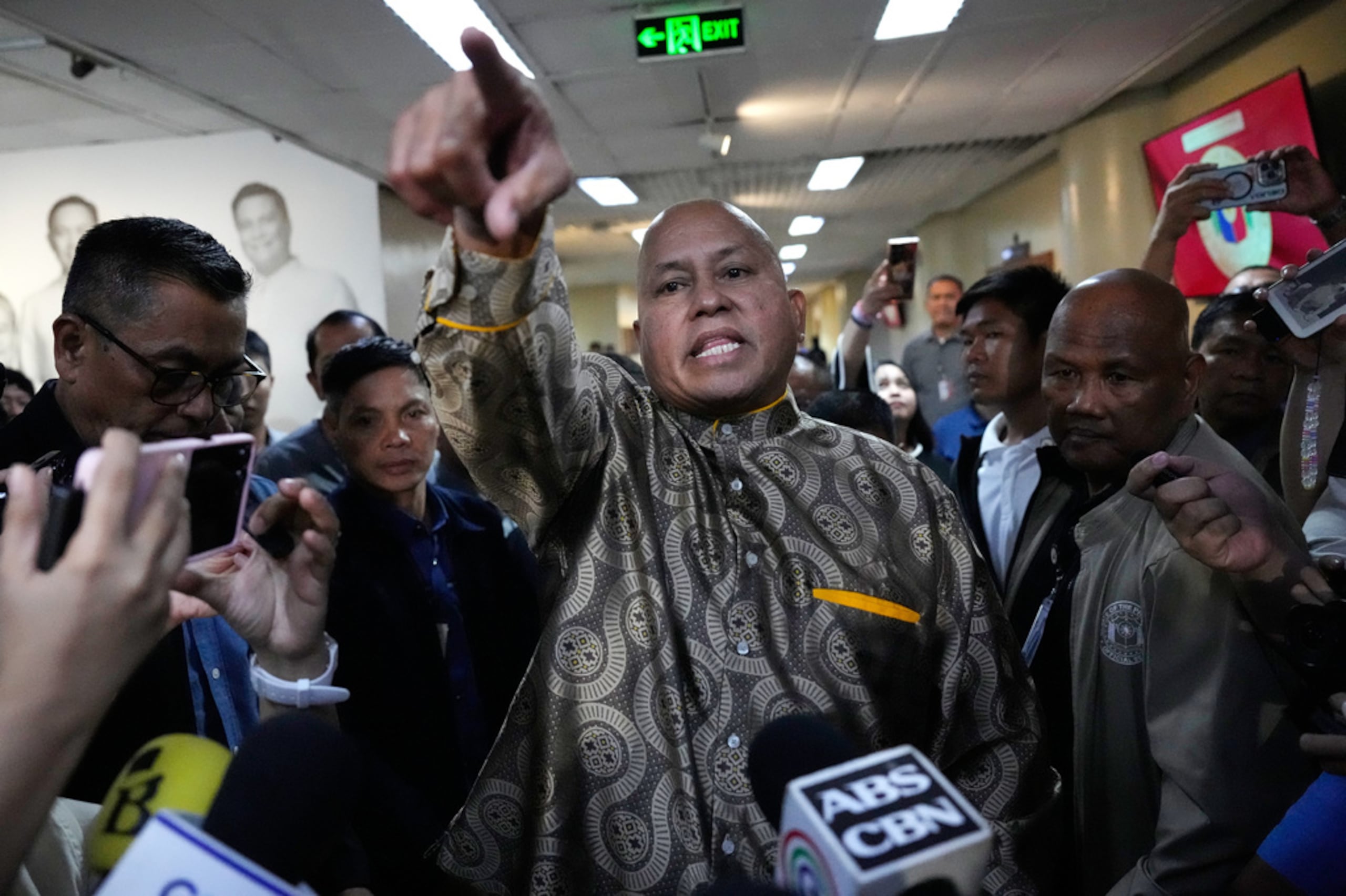 El senador Ronald “Bato” dela Rosa hace gestos mientras responde preguntas en el Senado de Filipinas el 13 de mayo de 2026.