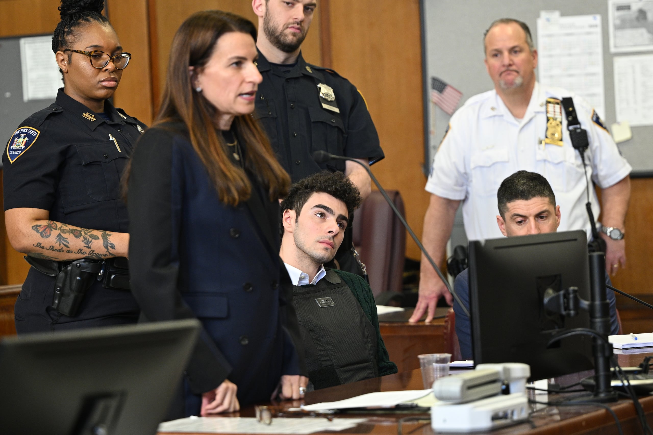 Los abogados afirman que a Mangione no se le leyeron sus derechos antes de ser interrogado.