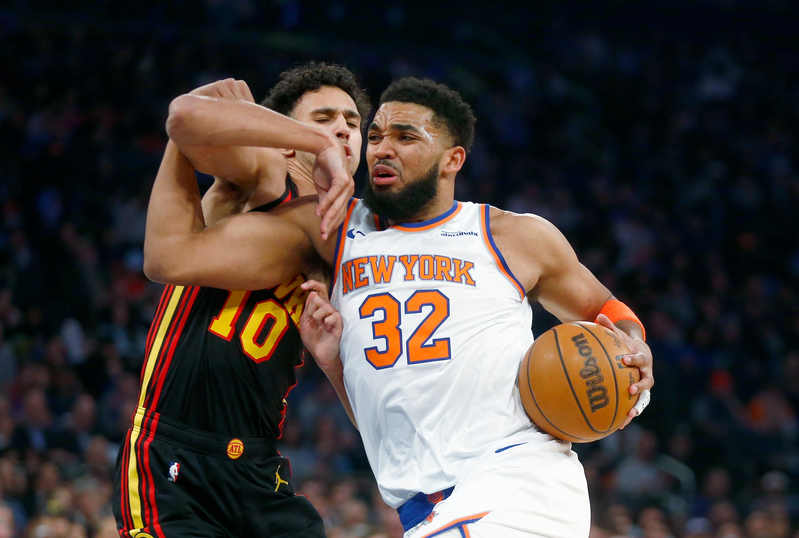 El dominicano Karl-Anthony Towns, de los Knicks de Nueva York, elude a Zaccherie Risacher, de los Hawks de Atlanta.
