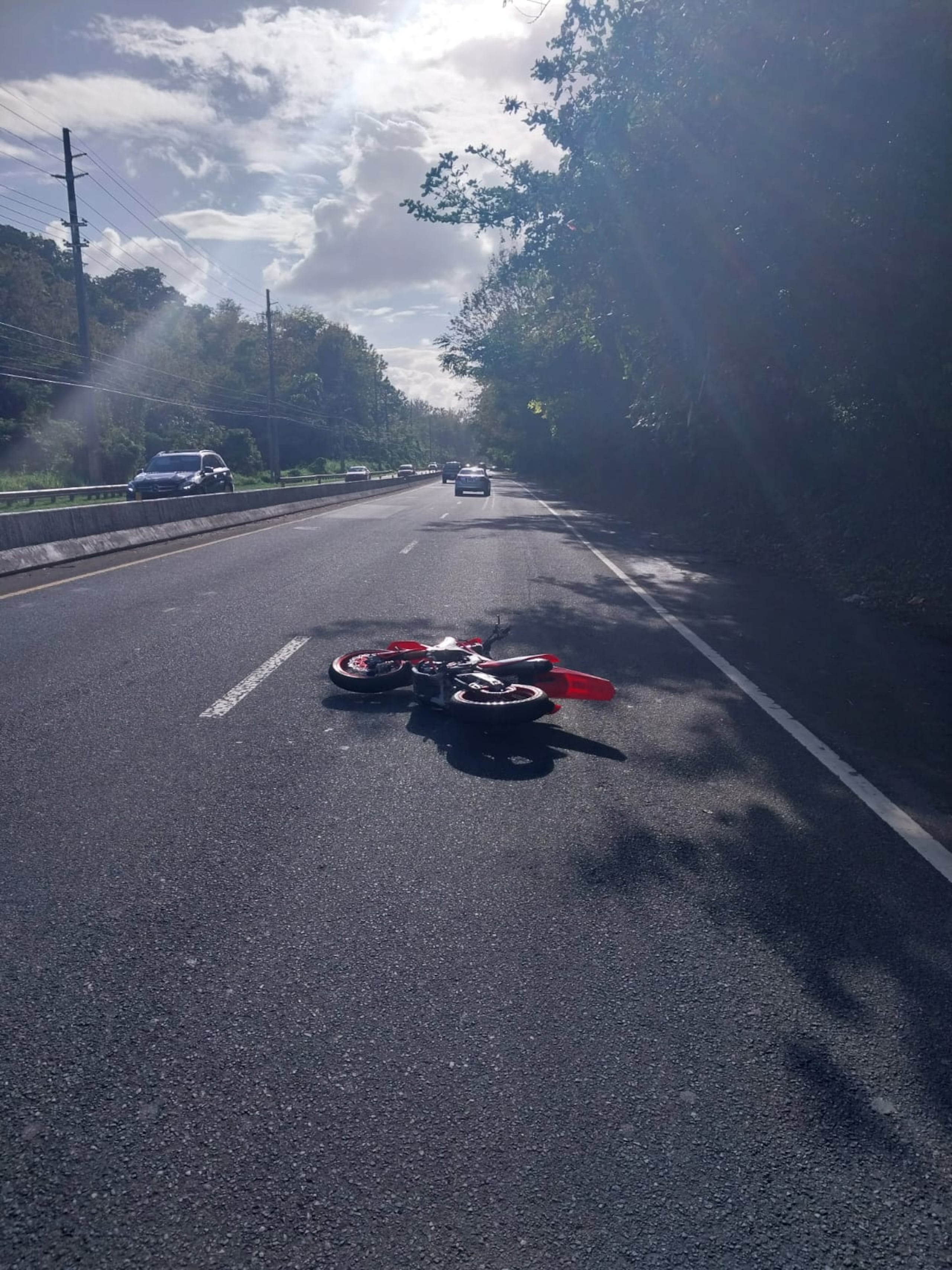Un motociclista resultó herido de gravedad al caer al pavimento tras perder el control mientras realizaba piruetas en la carretera PR-2, en Toa Baja.