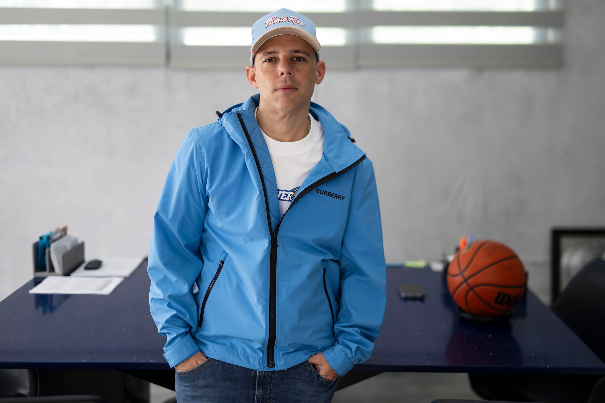 Eric Duars, nuevo dueño de la franquicia de los Vaqueros de Bayamón del Baloncesto Superior Nacional (BSN), posa para el lente de Primera Hora desde las oficinas de Duras Entertainment.